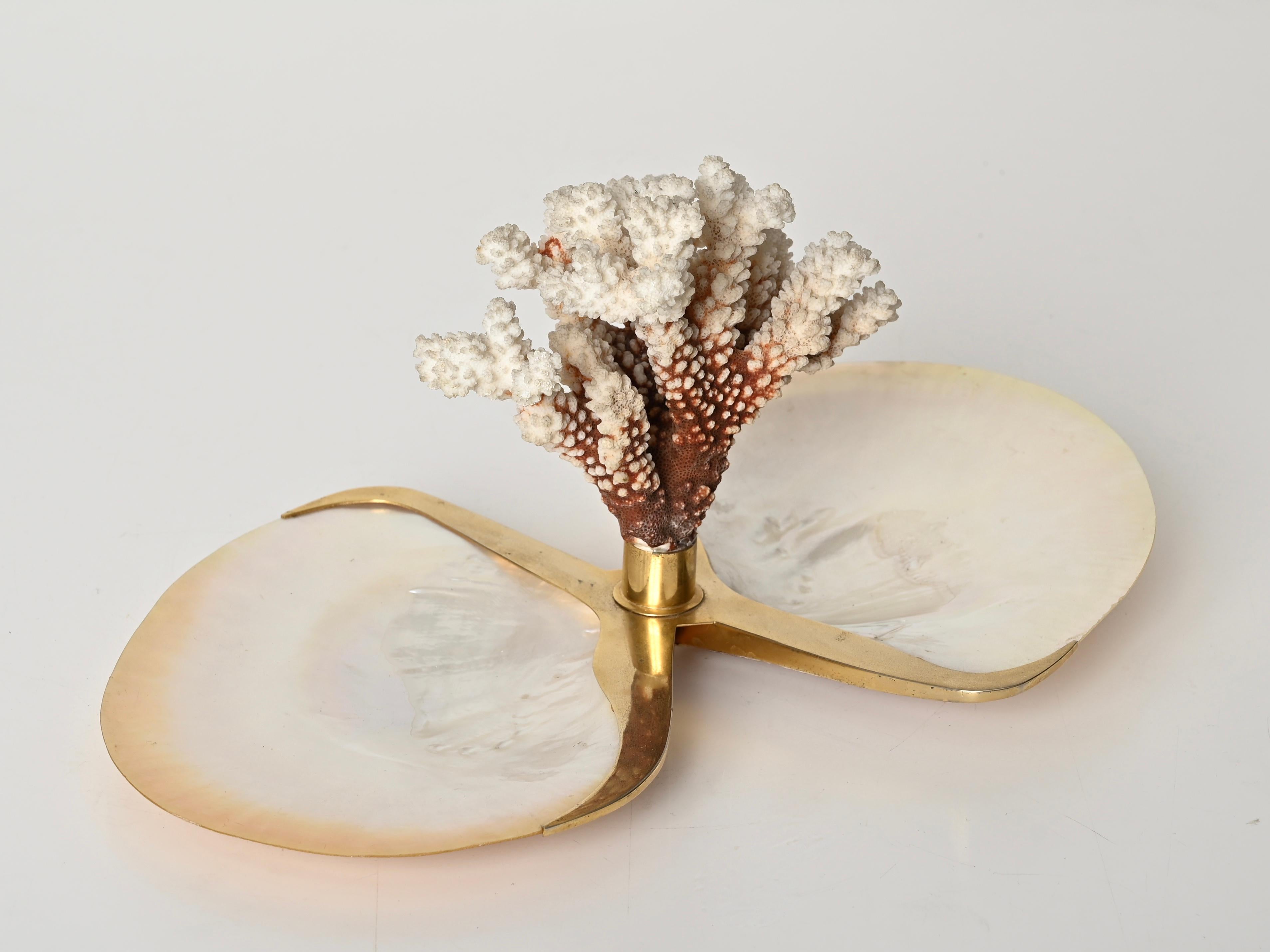 Vassoio decorativo italiano degli anni '70 in madreperla, corallo e ottone in vendita 6