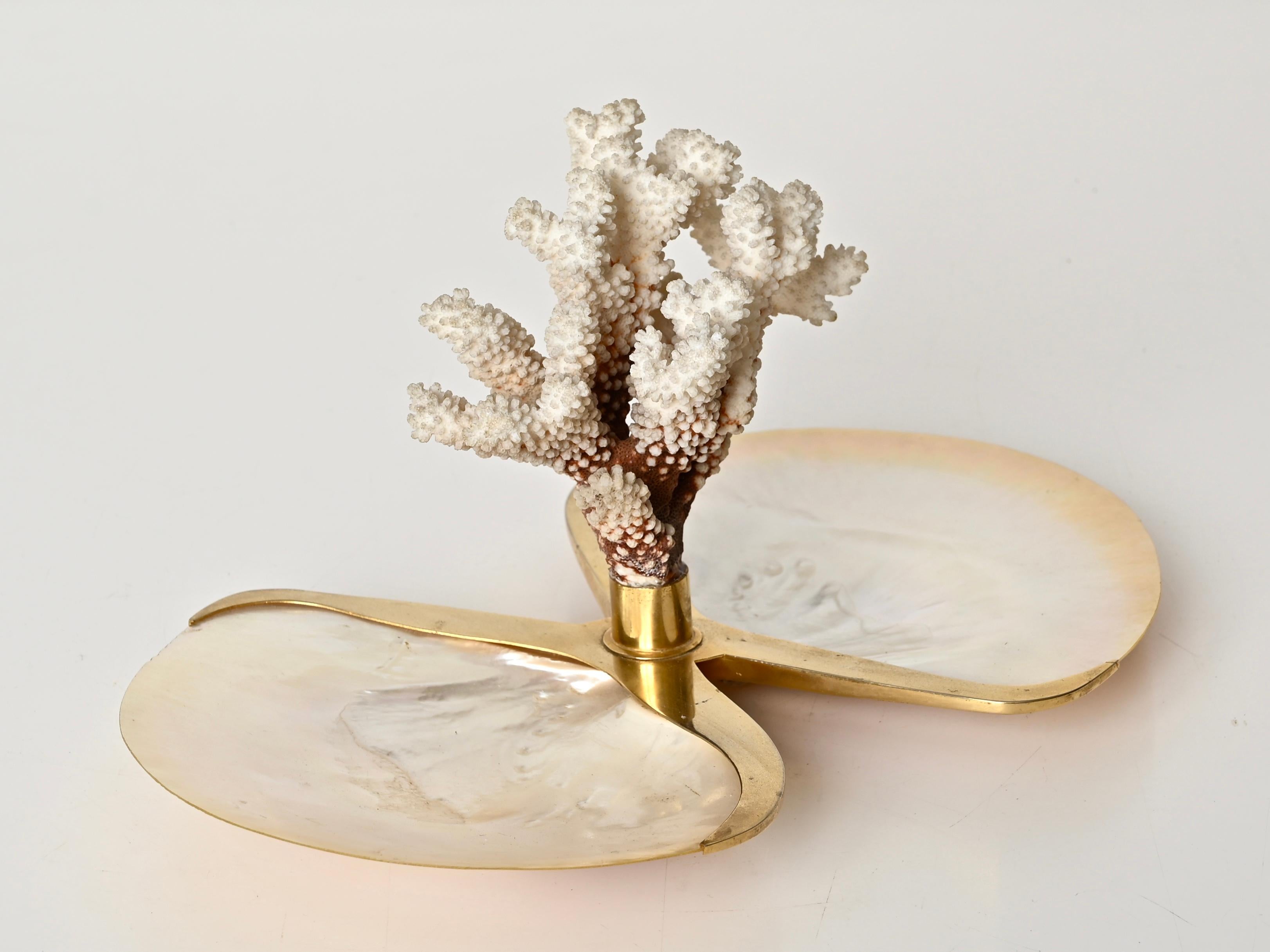 Vassoio decorativo italiano degli anni '70 in madreperla, corallo e ottone in vendita 7