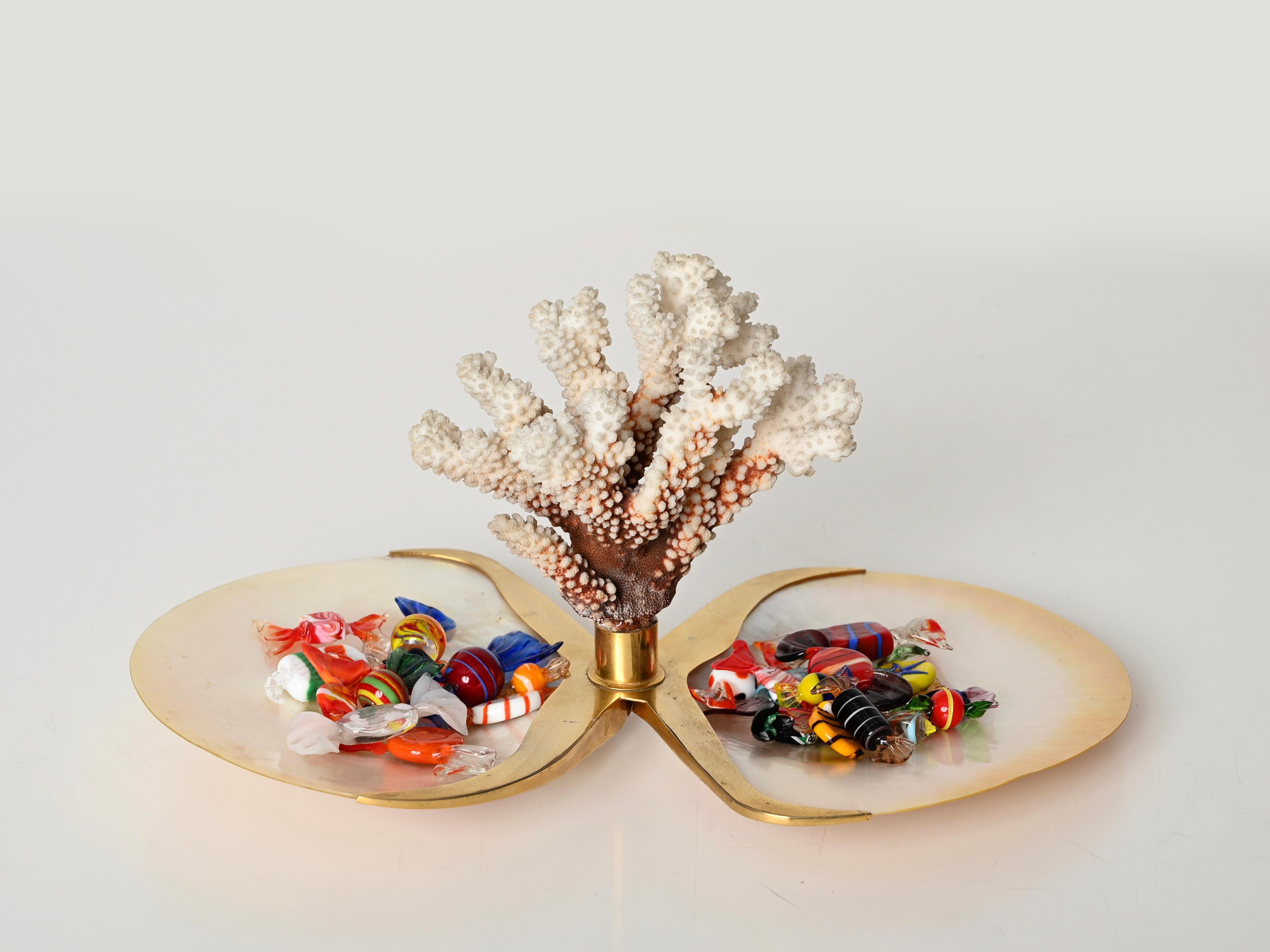 Meraviglioso e unico centrotavola decorativo o vide-poche realizzato con conchiglie di madreperla, ottone dorato e corallo. Questo spettacolare pezzo è stato progettato in Italia negli anni '70.

Due conchiglie di madreperla naturale sono montate su