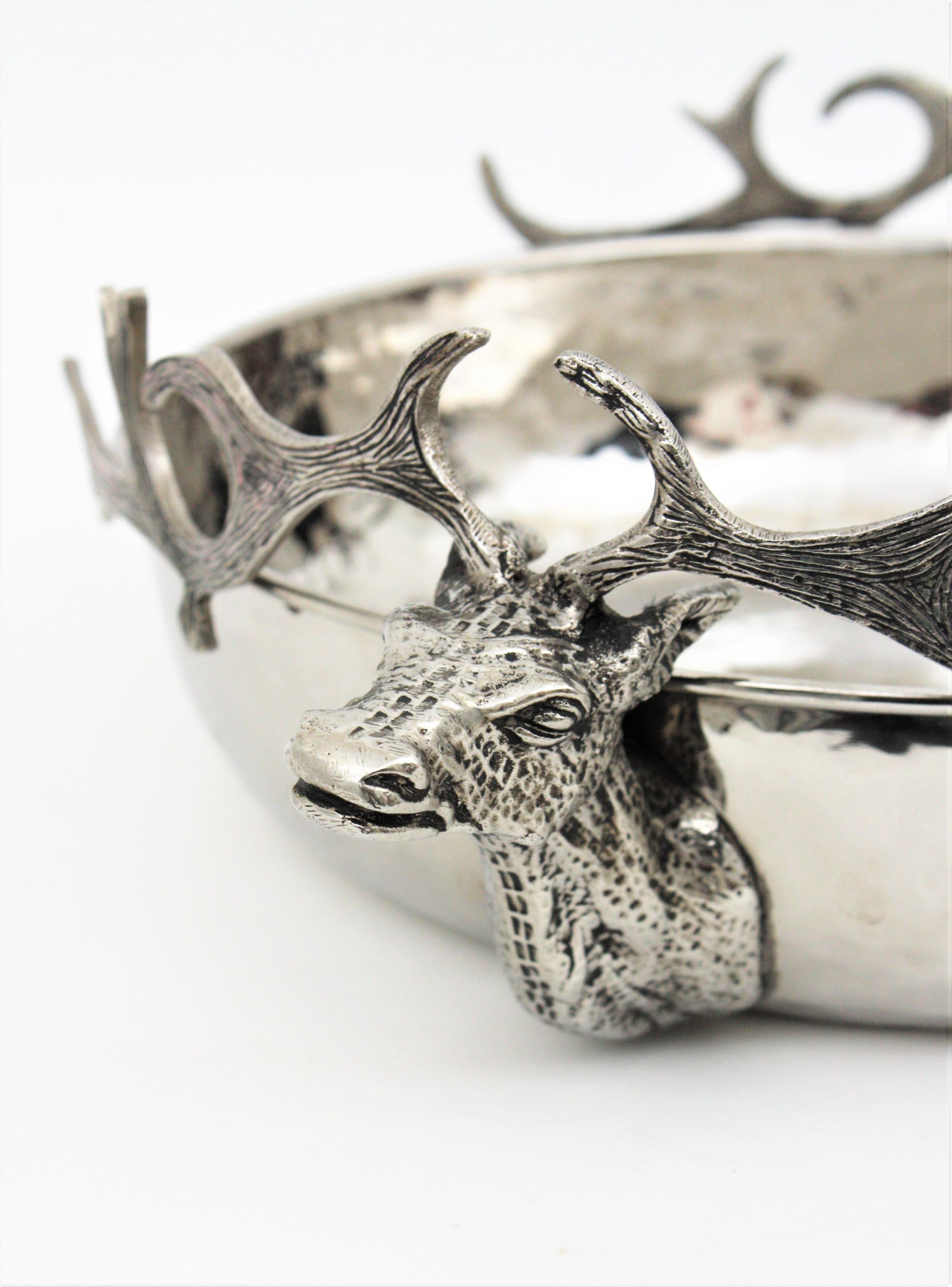 Bol de centre de table en forme de têtes de cerfs en métal argenté en vente 4