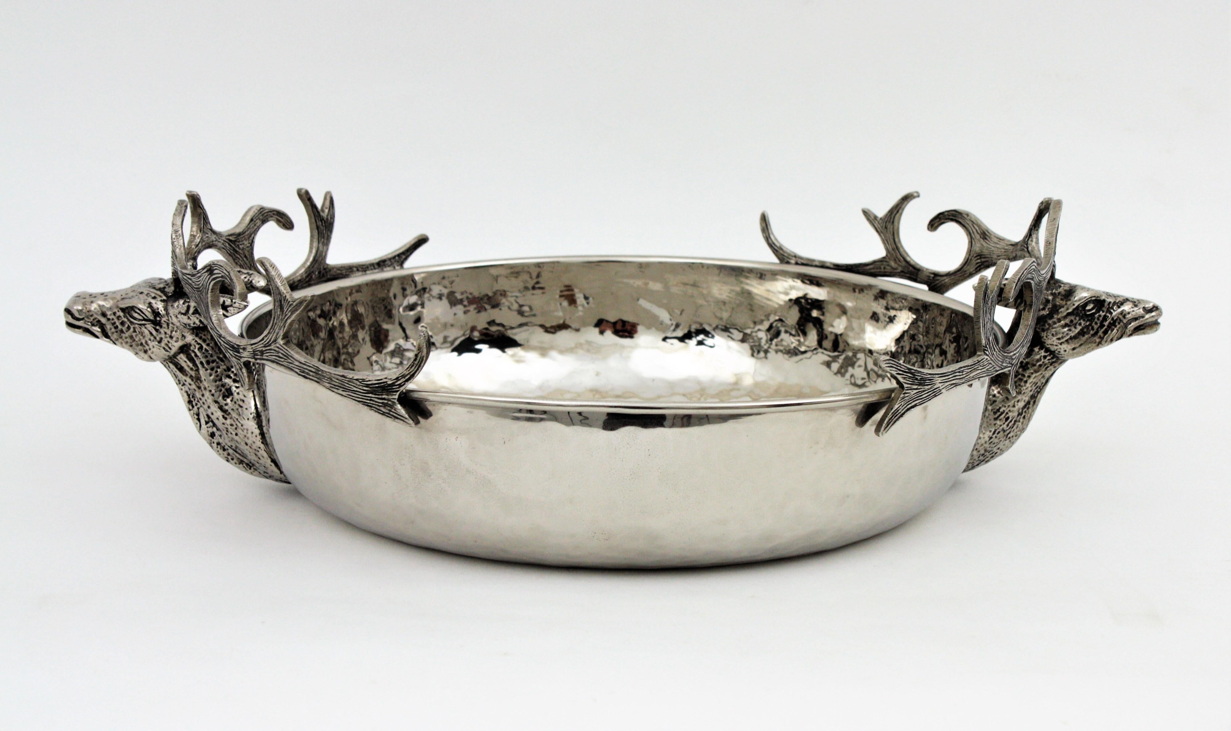 20ième siècle Bol de centre de table en forme de têtes de cerfs en métal argenté en vente