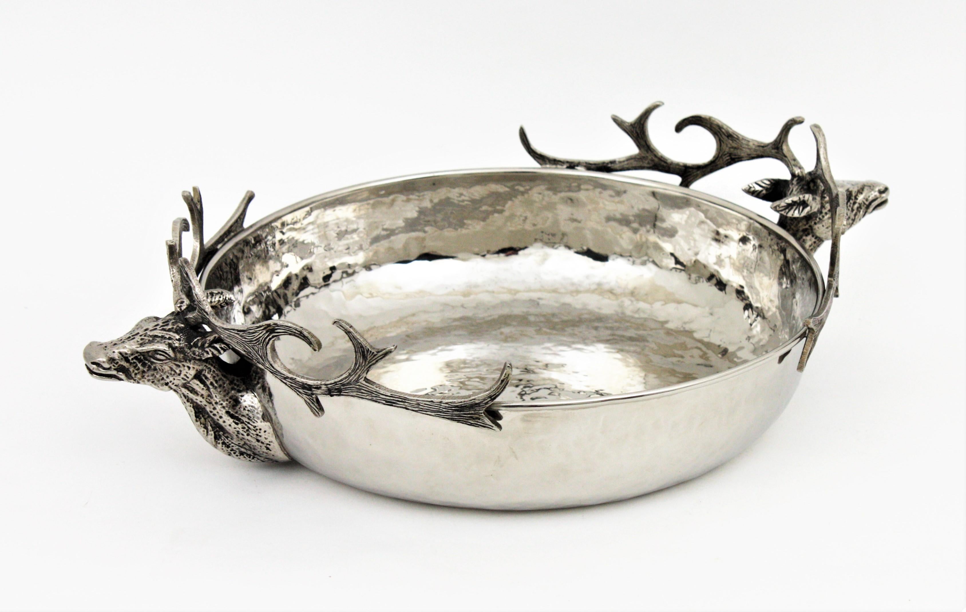 Deer Heads Centerpiece Bowl in Silver Plate In Excellent Condition For Sale In Barcelona, ES