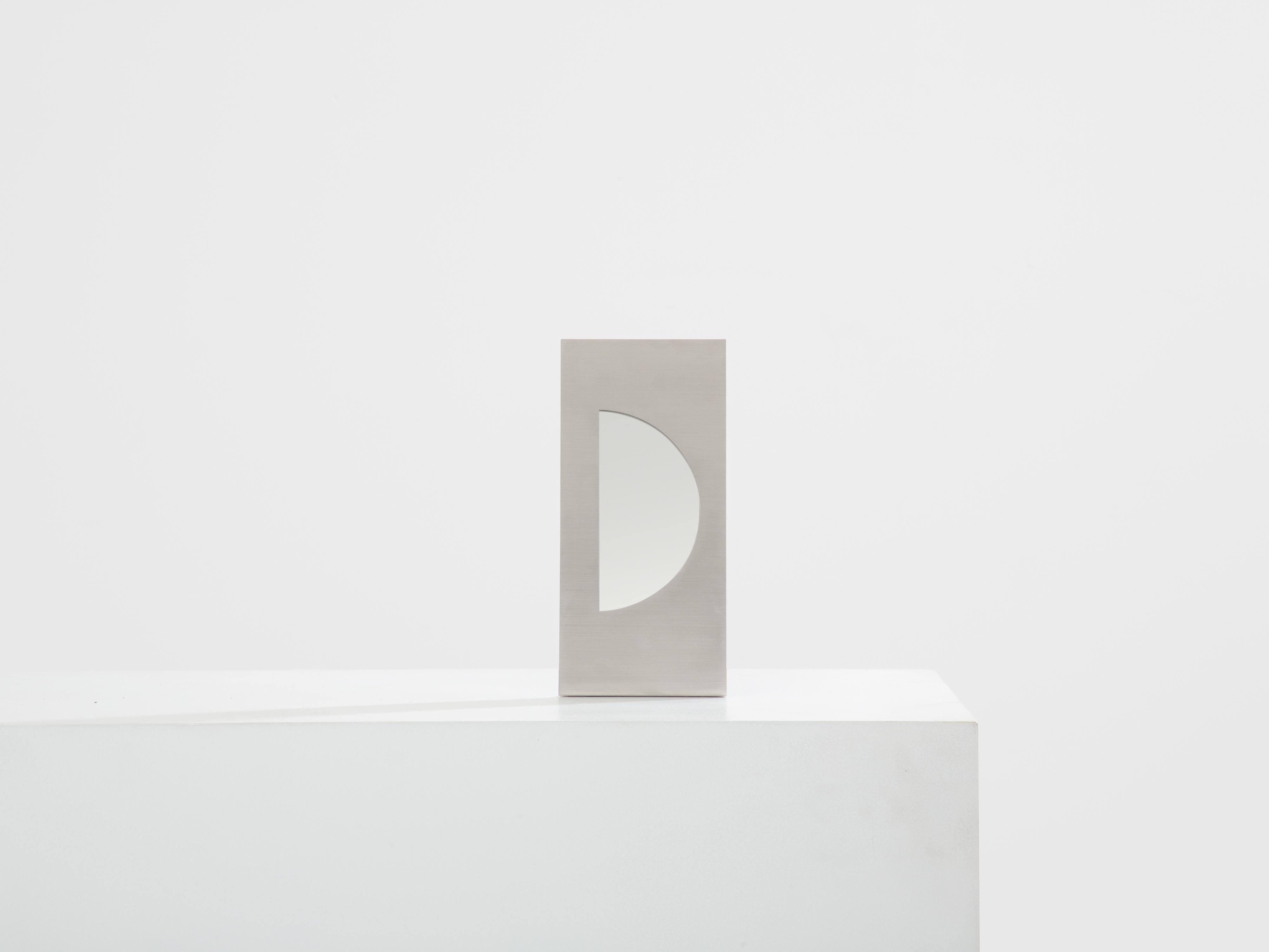 Bellissimo specchio da tavolo del Mid-Century disegnato da Gabriella Crespi per Christian Dior e realizzato in Italia alla fine del 1970. Realizzato interamente in acciaio spazzolato, lo specchio ha un aspetto solido, moderno e tipico dello stile