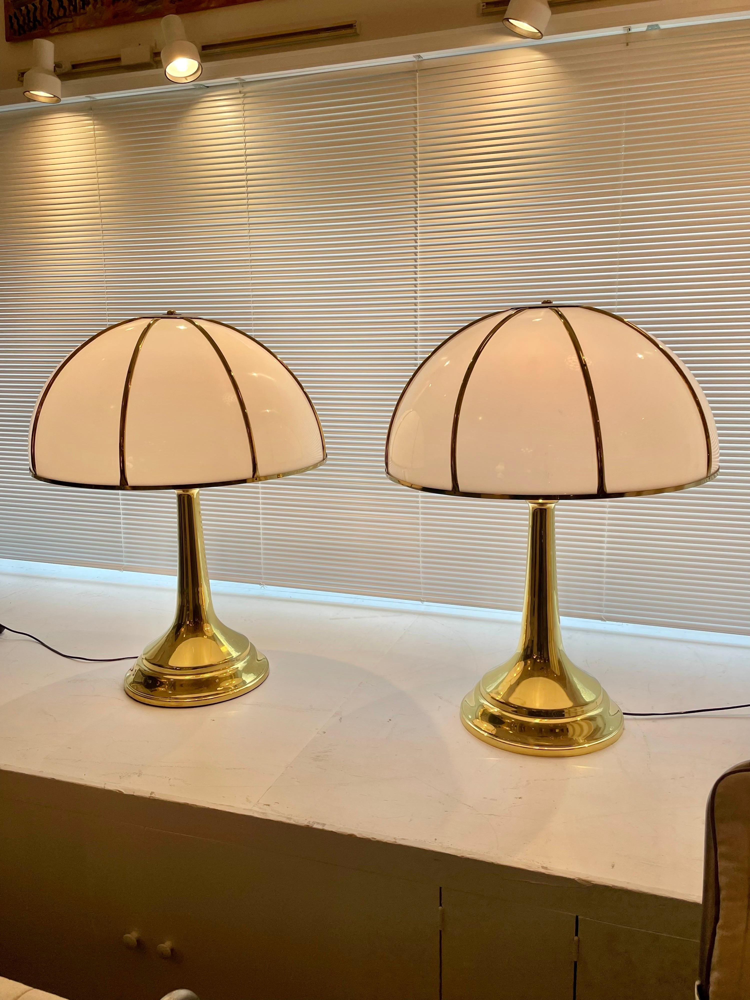 Dies sind die größten Fungo-Lampen von Gabriella Crespi mit einem Sockel aus Messing und weißen gewölbten Acrylschirmen. Sie sind am Sockel und an der Oberseite des Lampenschirms doppelt signiert.