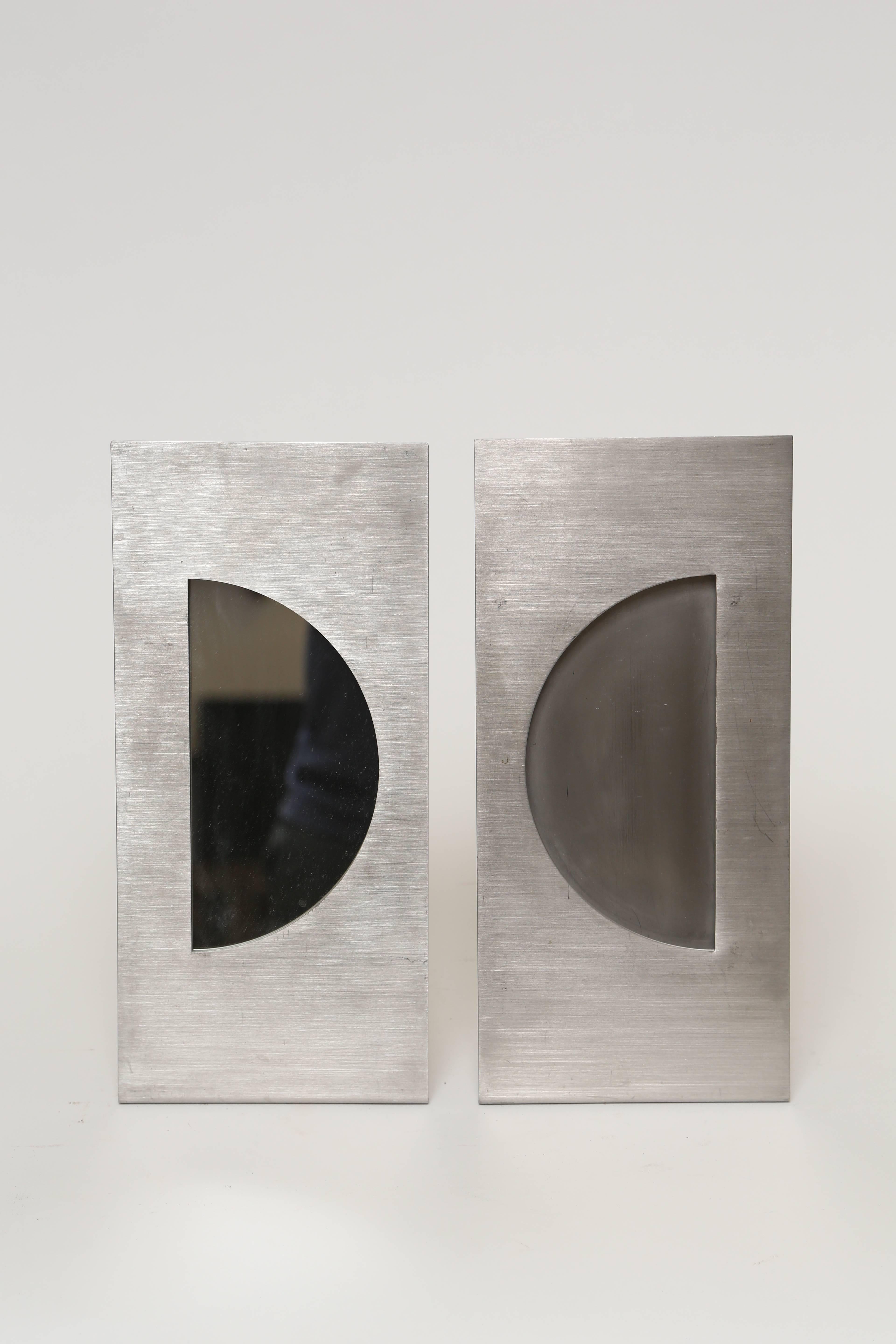 Ein schönes Paar Bilderrahmen (oder Spiegel) aus gebürstetem Stahl
Entworfen von Gabriella Crespi, eingravierte Signatur
Links und rechts.
Der Preis gilt für das Paar
