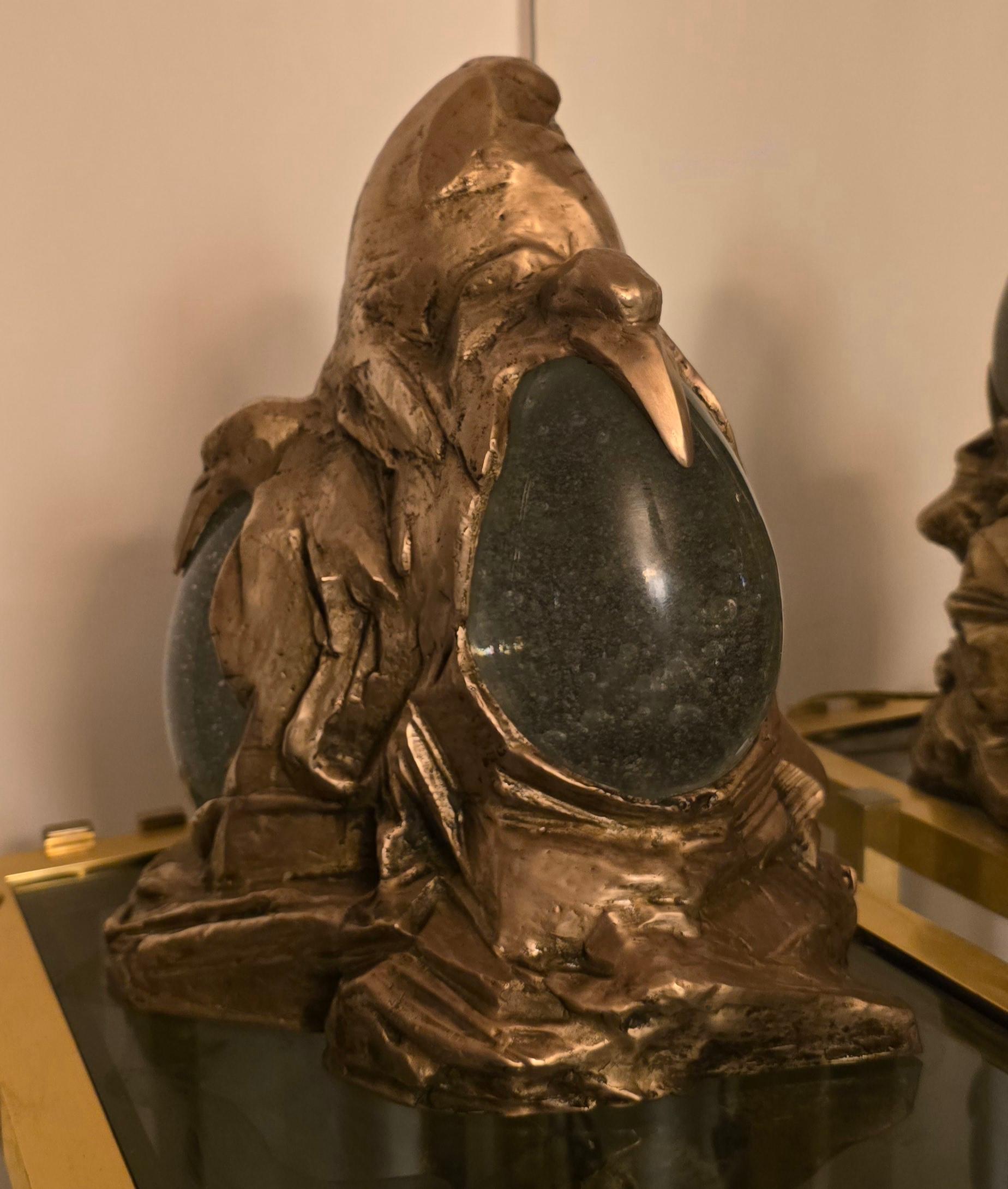 Questa opera d'arte è stata realizzata nel 1969 c.ca con una fusione di bronzo a cera persa. Le uova all'interno sono state realizzate con speciale vetro a bollicine da Barovier e Toso Murano appositamente per questo modello. 
La famiglia Crespi ha