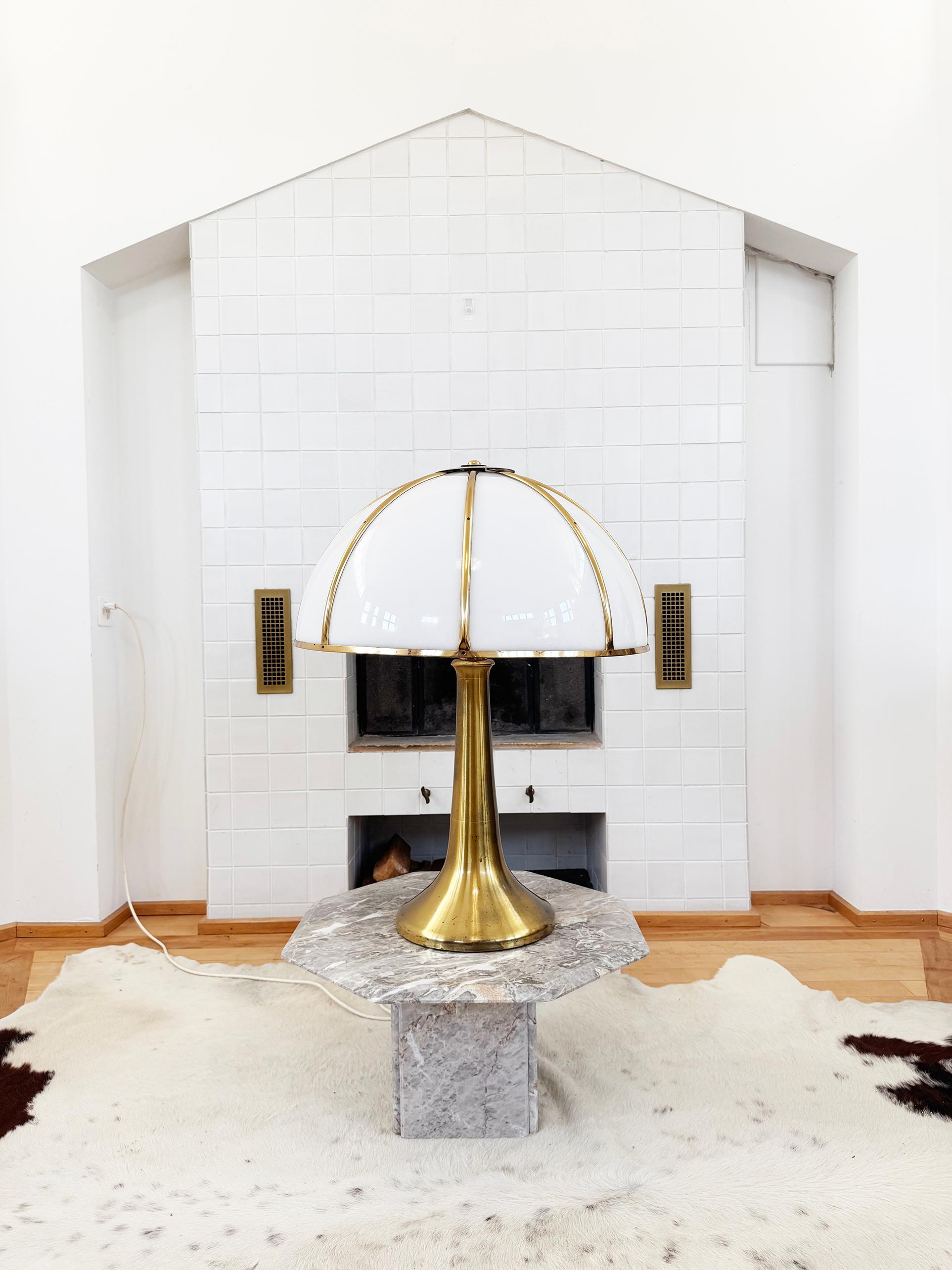 Up for offer here is an Exceptionally rare, groundbreaking Original Vintage Early edition “Fungo” table lamp by Gabriella Crespi (ca. 1970, Italy), crafted in brass and white acrylic. 

Signed by Gabriella Crespi, the artist and designer on both the