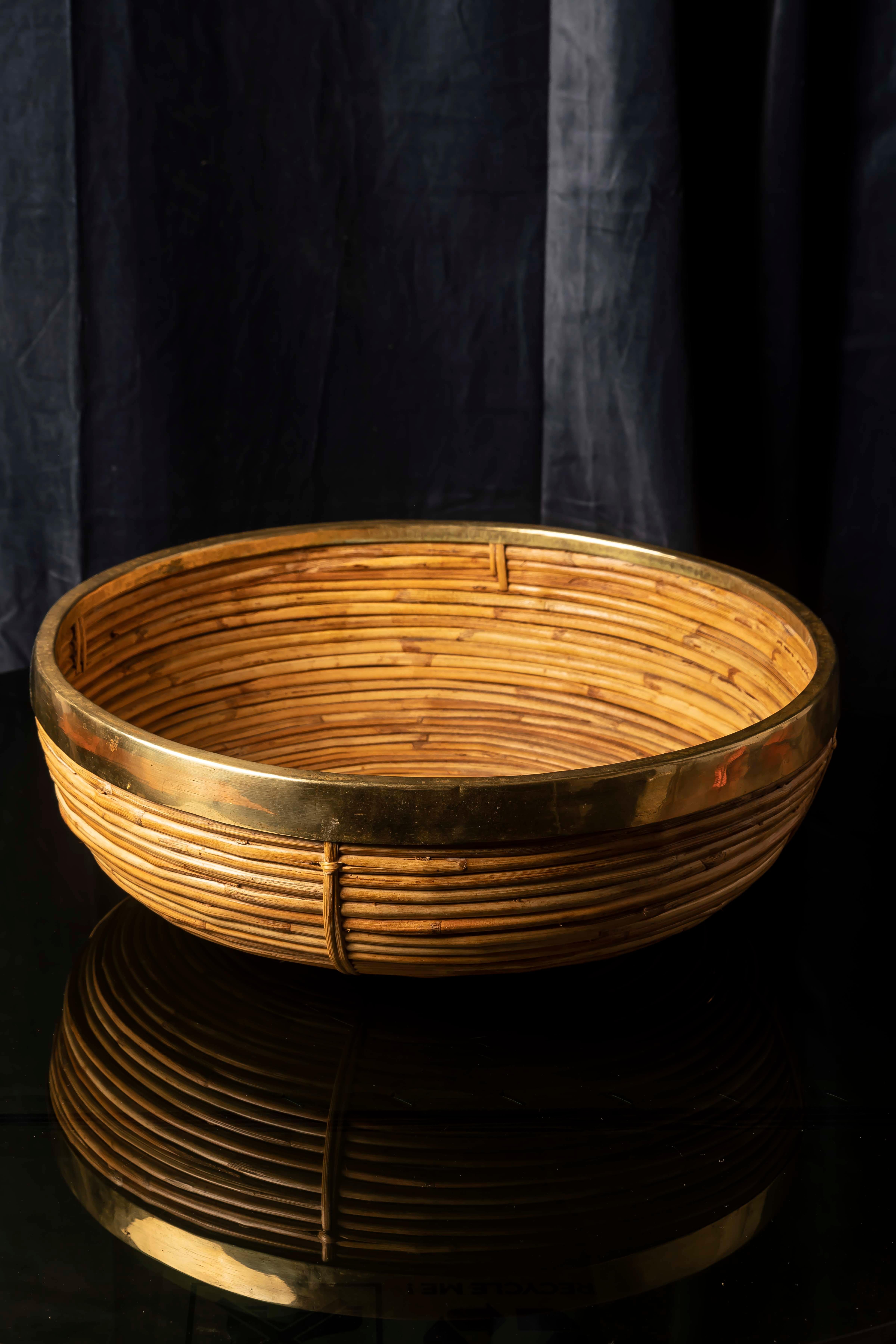 Elegant centre de table du milieu du siècle, attribué à Gabriella Crespi, Italie, vers les années 1970.
Cette pièce raffinée combine magistralement le rotin naturel courbé avec un bord en laiton massif, reflétant le dialogue signature de Crespi