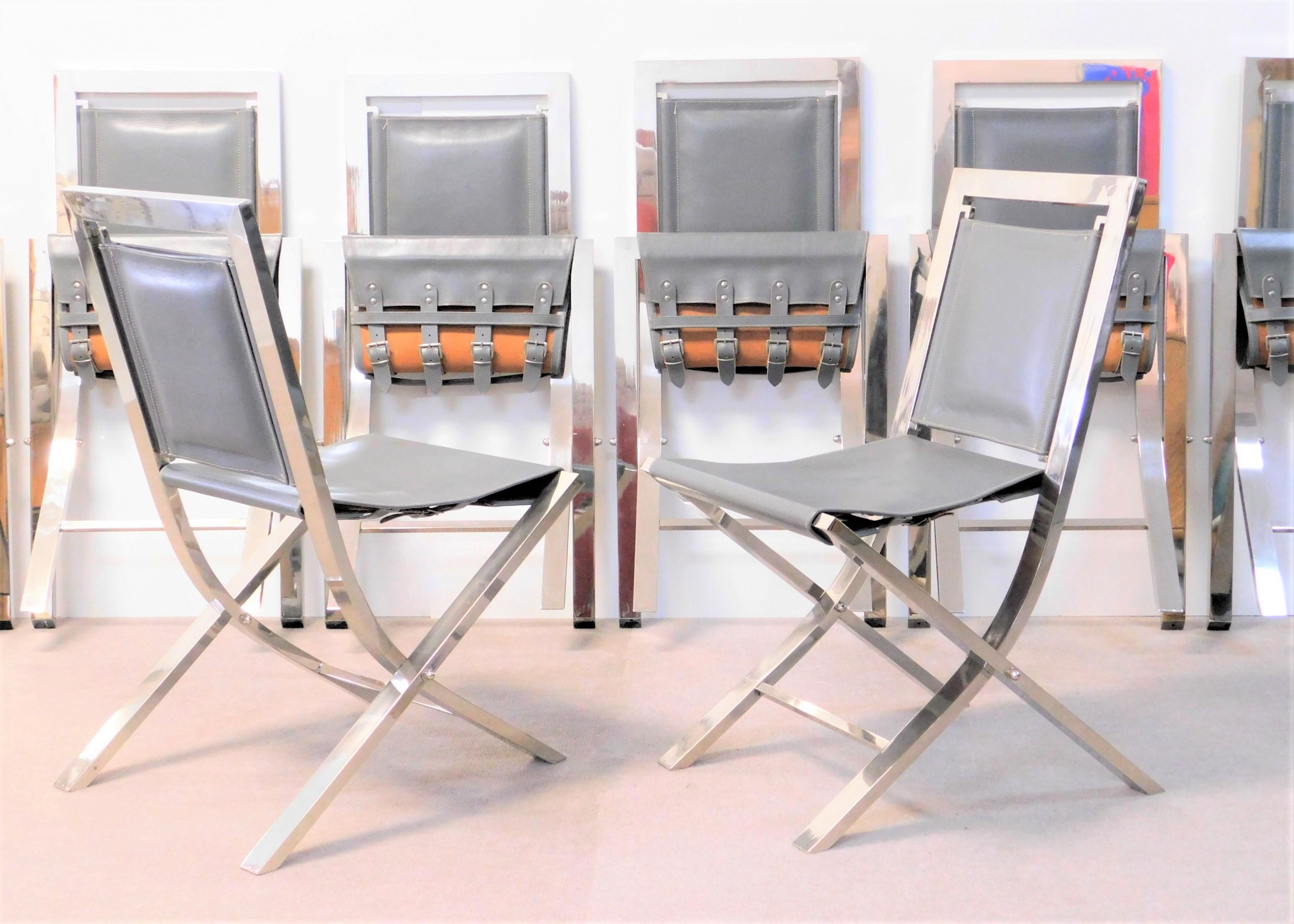 Ein Satz von 8 Stühlen von Gabriella Crespi. Das Design besticht durch seine perfekte Schlichtheit, die klaren, modernen Linien und das polierte Metall, das mit der organischen Schönheit des Leders kontrastiert. Wenn gefaltet, erkennen wir  dass wir