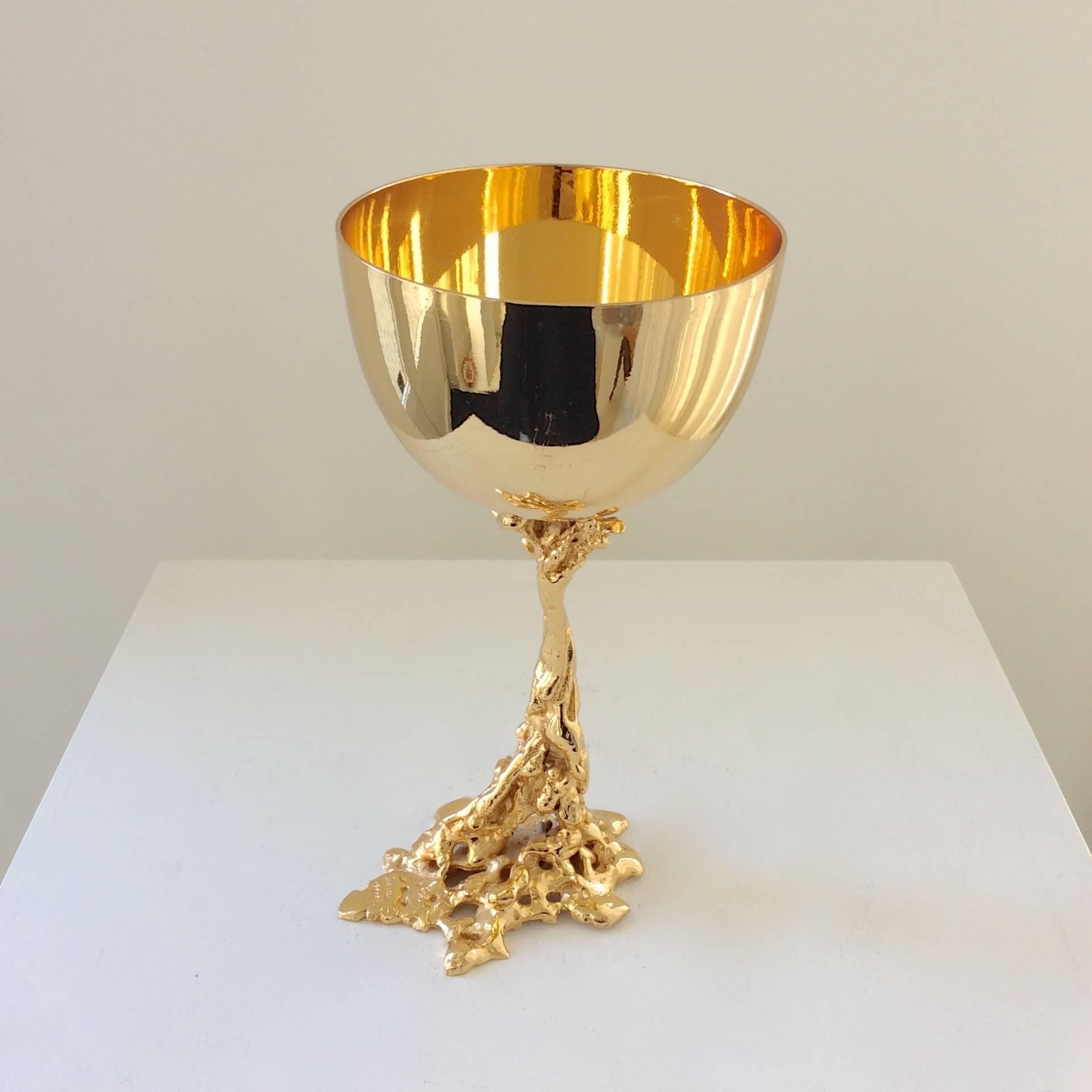 Rare Gabriella Crespi 24-carat gold-plated bronze chalice, circa 1974, Italy.
Lost-wax casting. Signed on the base.
Measure: 19 cm height, diameter 9 cm.
Good original condition. Collector item.
Illustrated model in the book: Gabriella Crespi,
