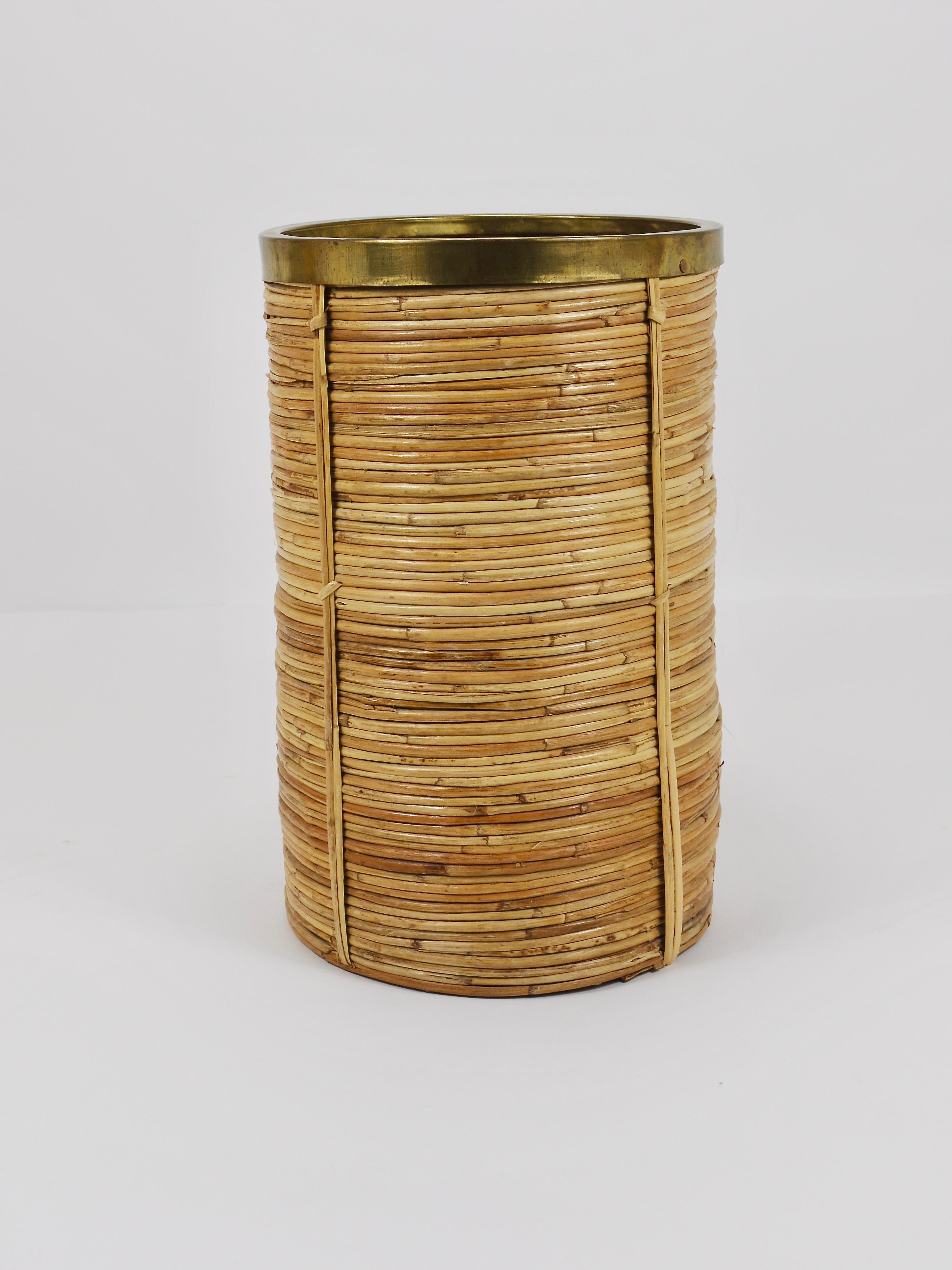 Hollywood Regency Riviera Style Bamboo & Brass Paper Basket Umbrella Stand, Italy, 1970s For Sale