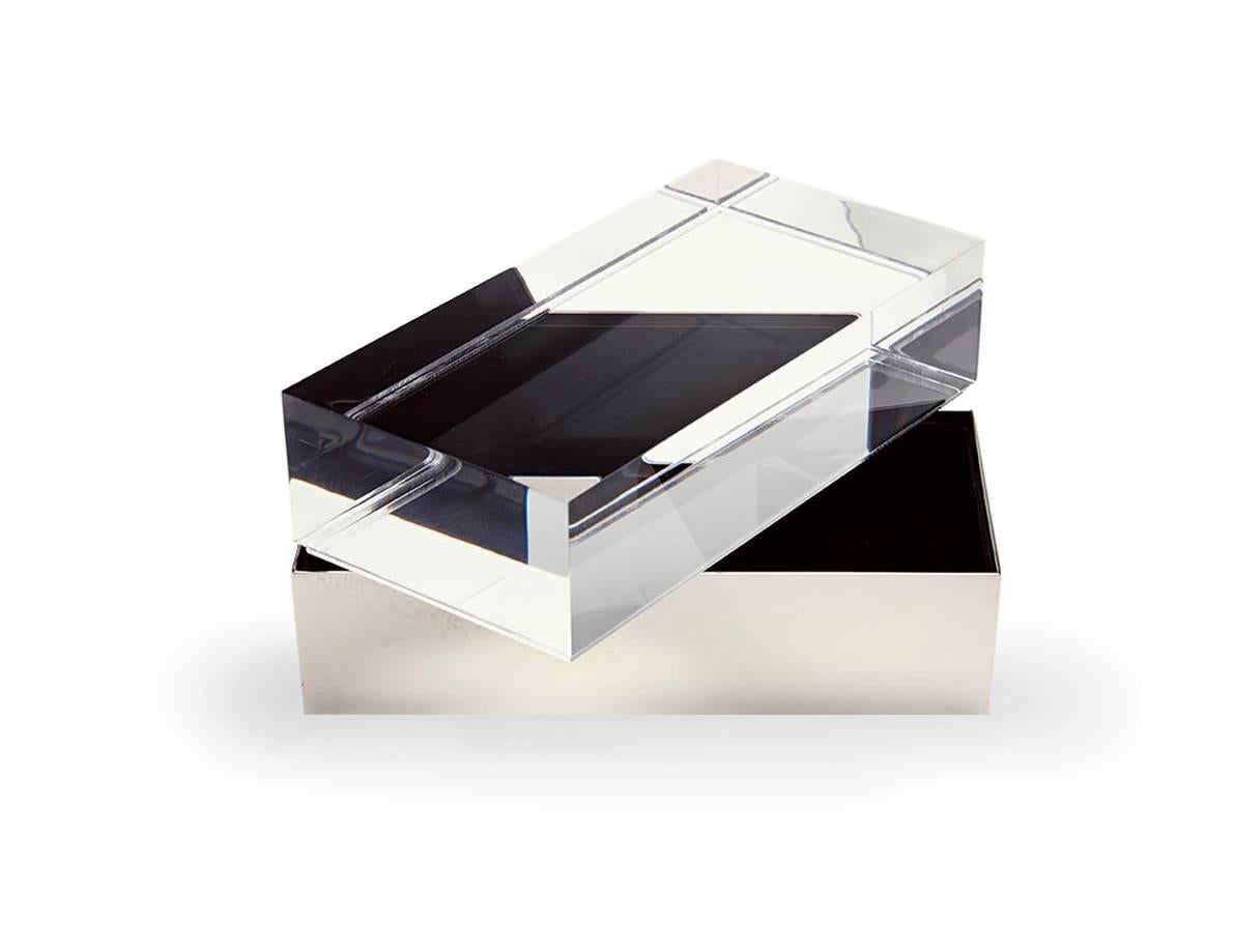 Precious box in extra clear Lucite and brass.
This awesome sculpture-box is a minimalist and luxurious eye-catcher complement.
The lid is a full block of methacrylate 8 cm high, the base is made of brass and covered inside with black plexiglass.
The