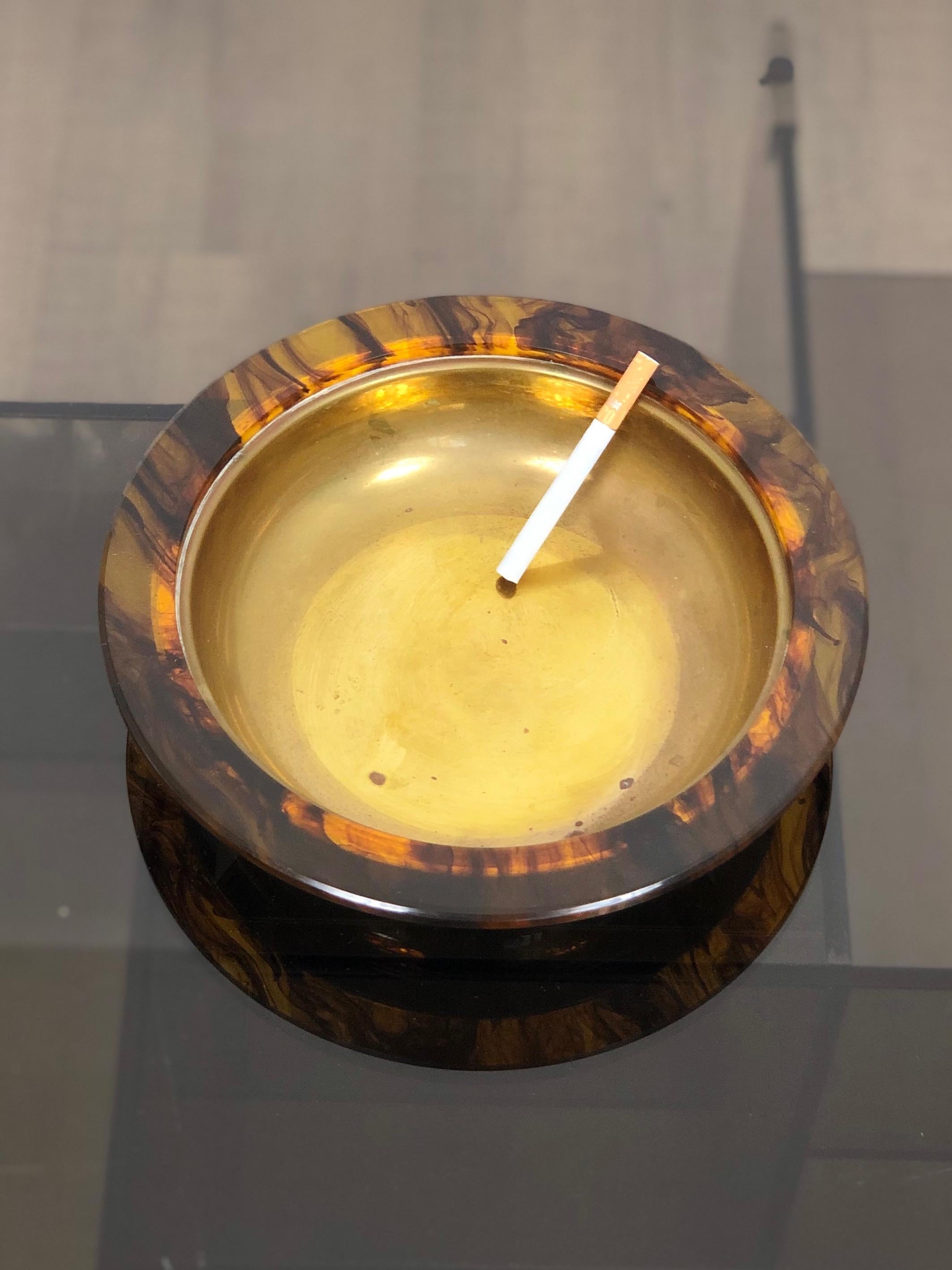 Placa de centro de mesa en lucita carey y latón, 1960 Italiano en venta