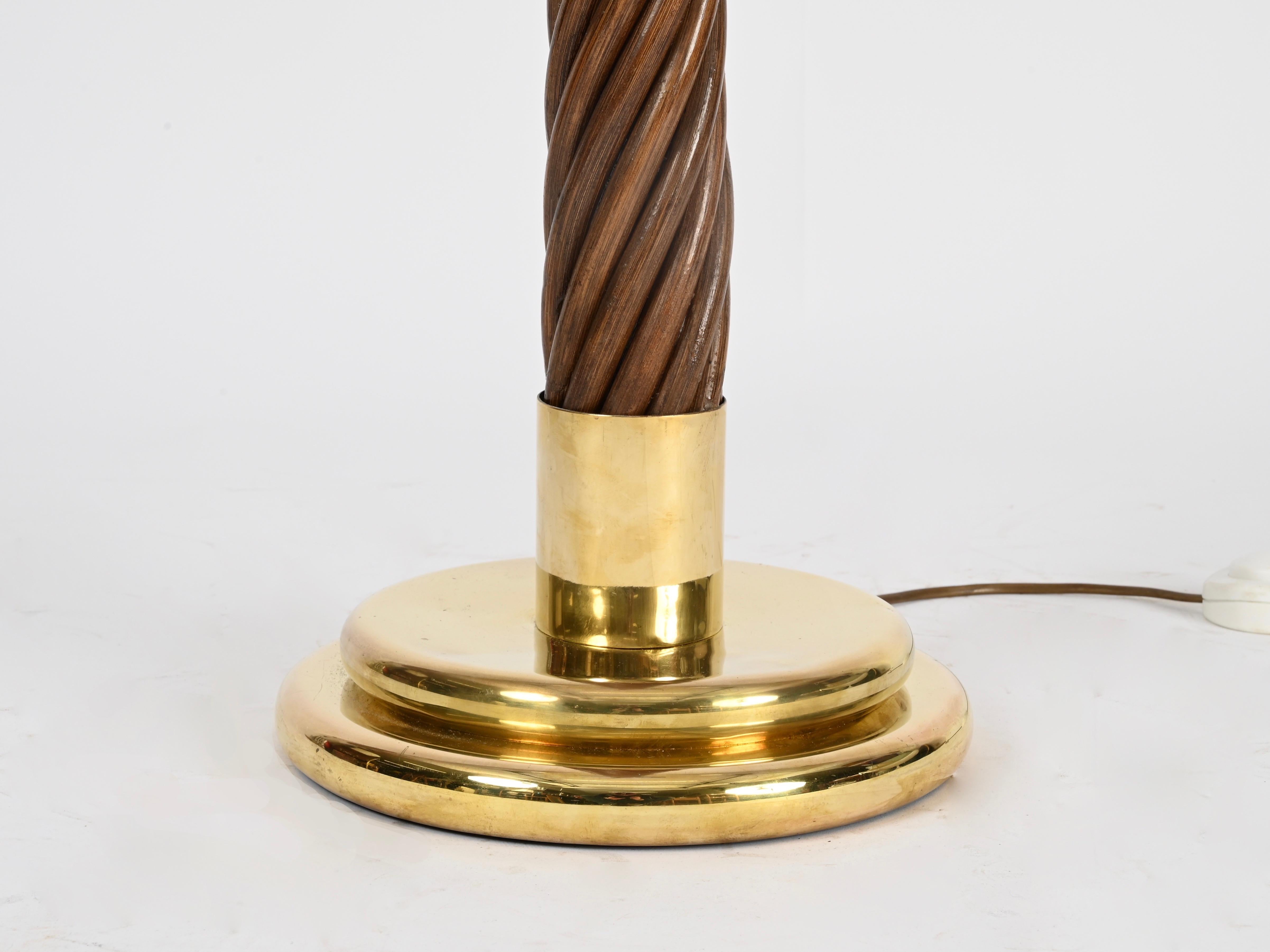 italien Lampadaire de style Gabriella Crespi en rotin, laiton et parchemin, Italie, années 1960 en vente