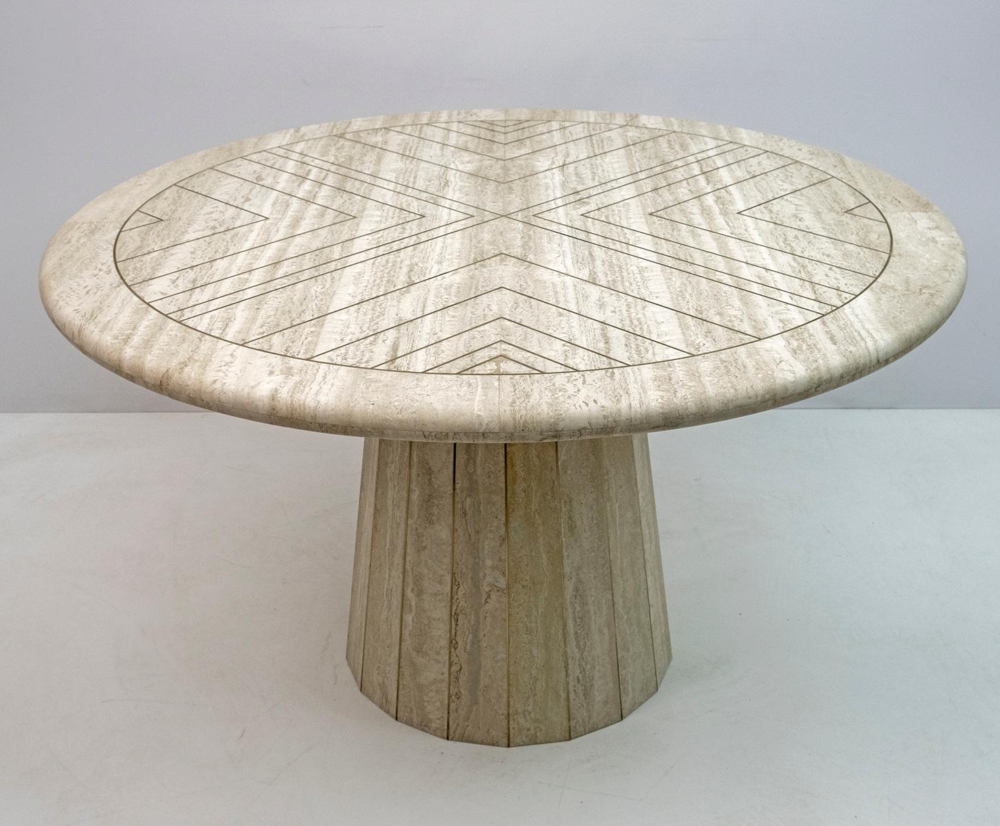 Rare and absolutely fantastic dining table by Willy Rizzo. The table has a fantastic solid brass arrow pattern built into the travertine. The inlay also runs at the base of the table.
The top has a thickness of 4 cm.
