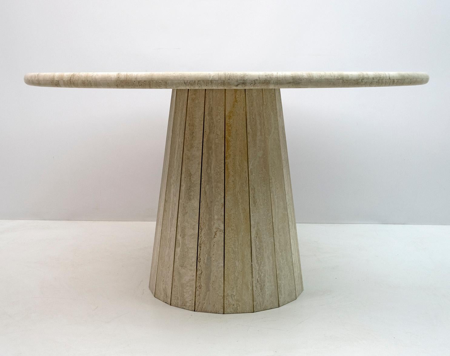 Willy Rizzo Mid-century Italian Travertine whit Brass Inlays Round Dining Table In Good Condition In Puglia, Puglia