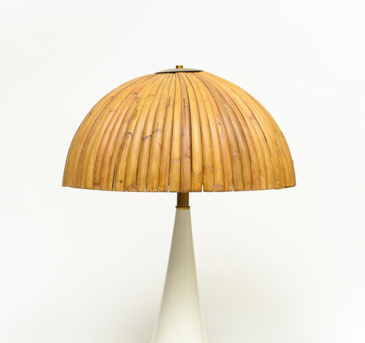 Coppia di grandi lampade da tavolo in bambù con basi in lacca rossa create in collaborazione con un produttore italiano

Lampade da tavolo belle e chic. Splendide basi laccate e piani in bambù sostenuti da un piano in ottone.
Sono realizzati su