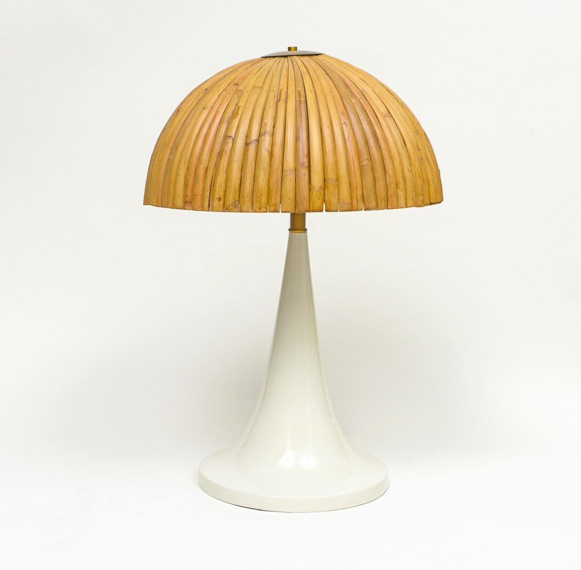 Mid-Century moderno Coppia di lampade da tavolo in bambù di grandi dimensioni in stile Gabriella Crespi con base in lacca bianca in vendita