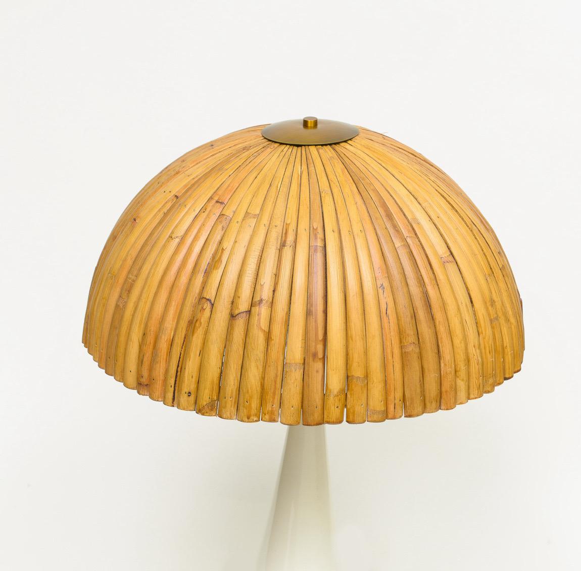 Italiano Coppia di lampade da tavolo in bambù di grandi dimensioni in stile Gabriella Crespi con base in lacca bianca in vendita