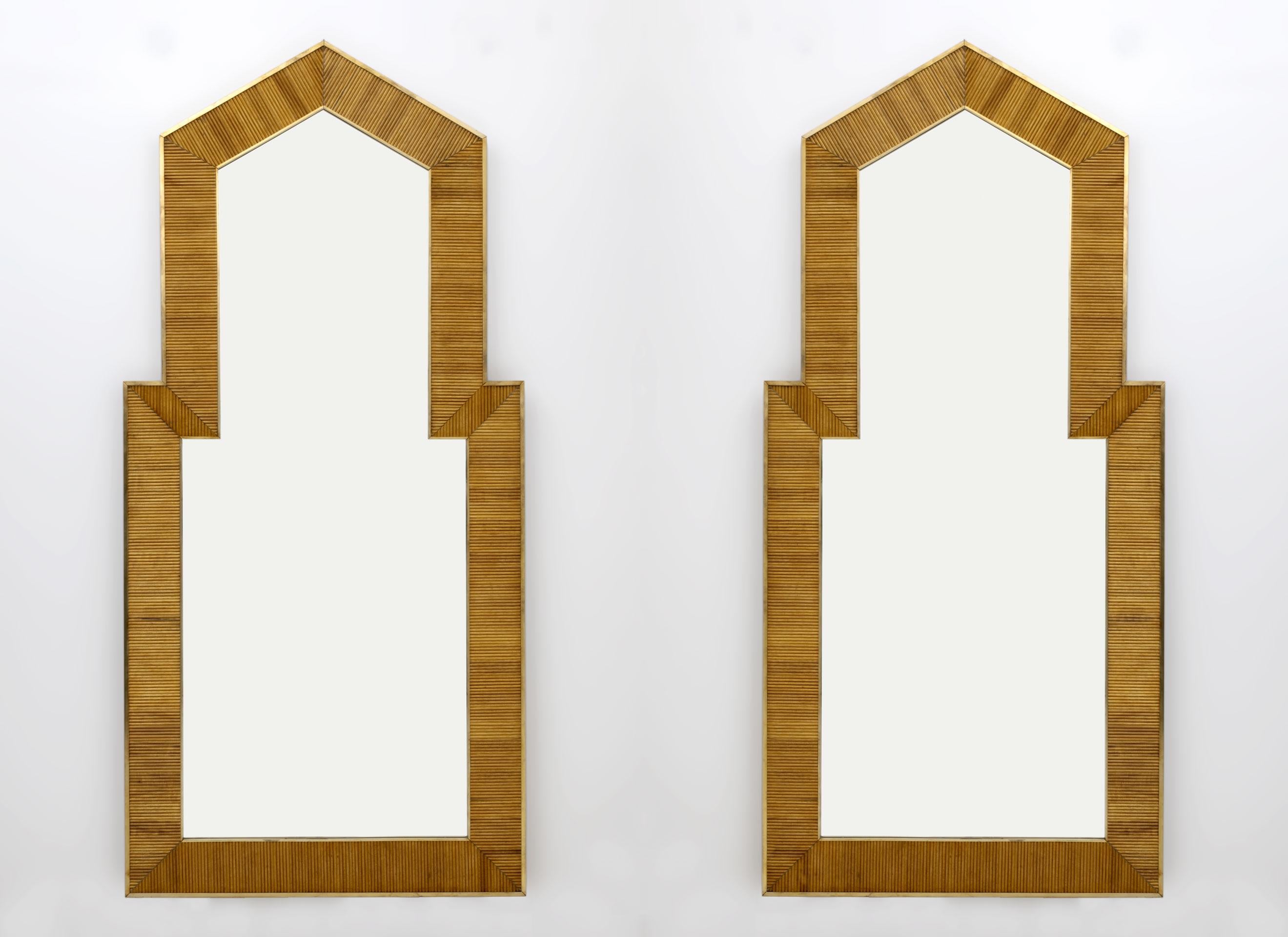 Pair of 70s wall mirrors, in the style of Gabriella Crespi, in wood and brass, breadstick workmanship.
The price is each and the shipping cost refers to the single mirror.