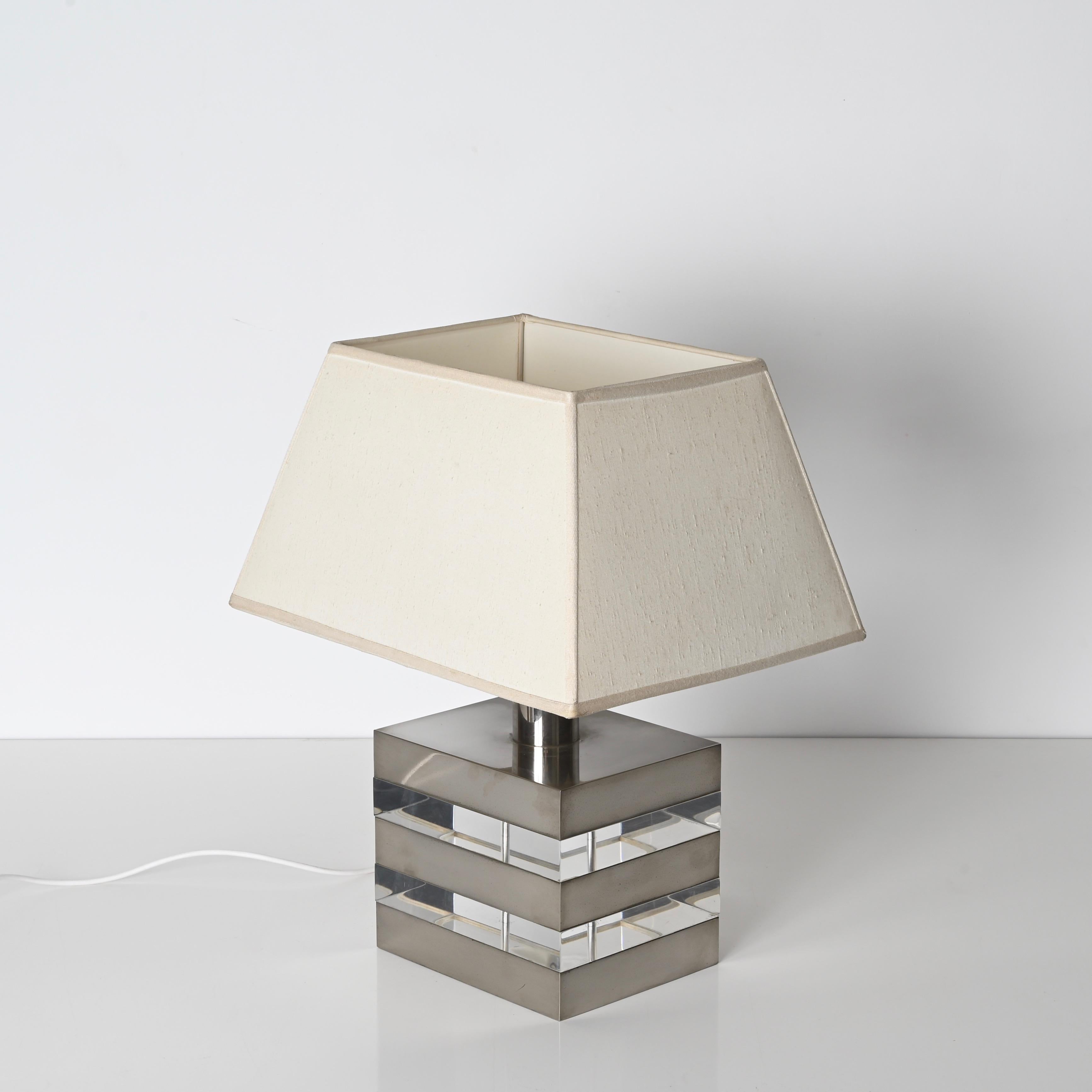 Lámpara de mesa grande de mediados de siglo estilo Crespi en lucita y acero, Italia Años 70 Moderno de mediados de siglo en venta