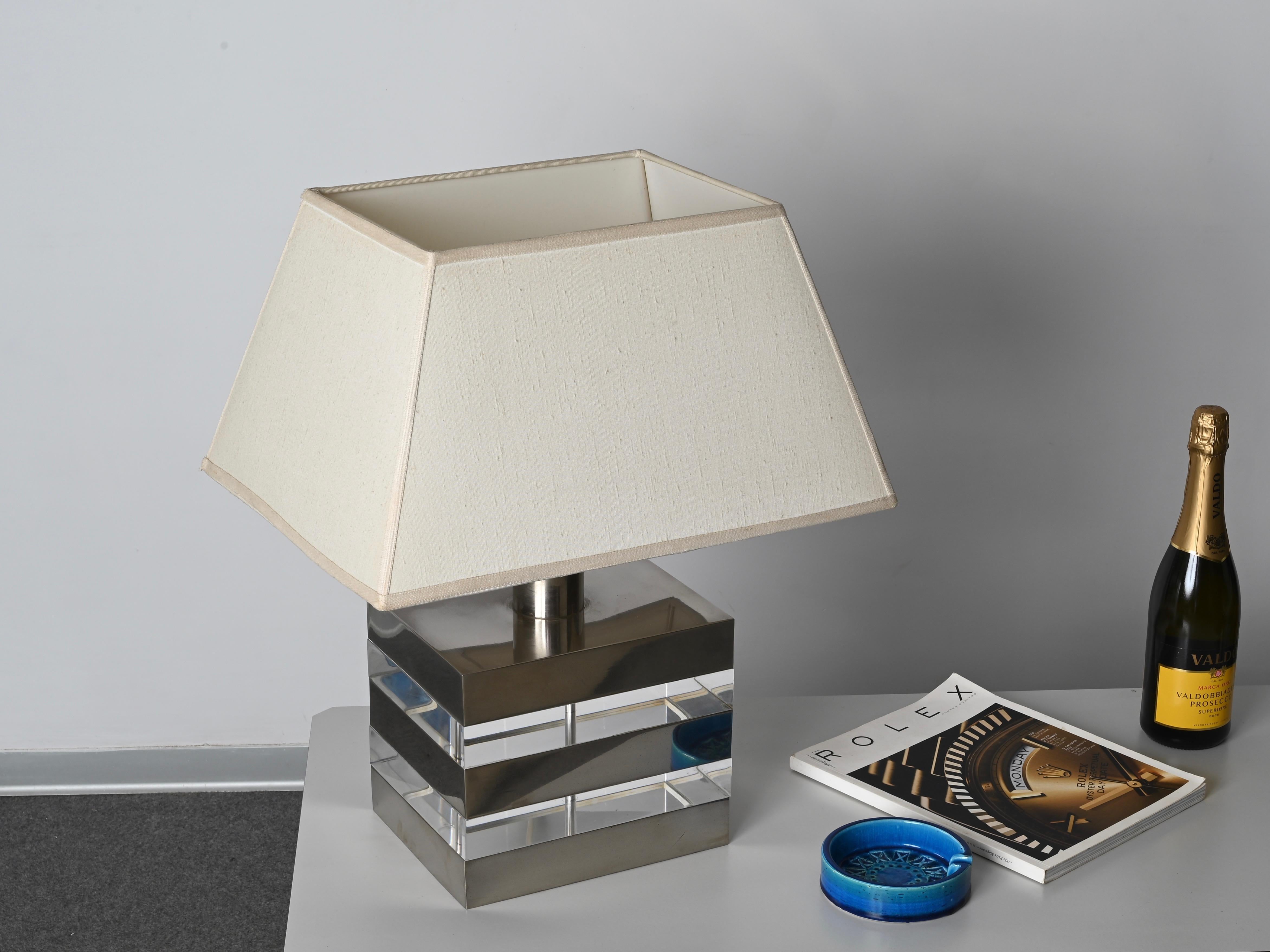 Lámpara de mesa grande de mediados de siglo estilo Crespi en lucita y acero, Italia Años 70 Italiano en venta