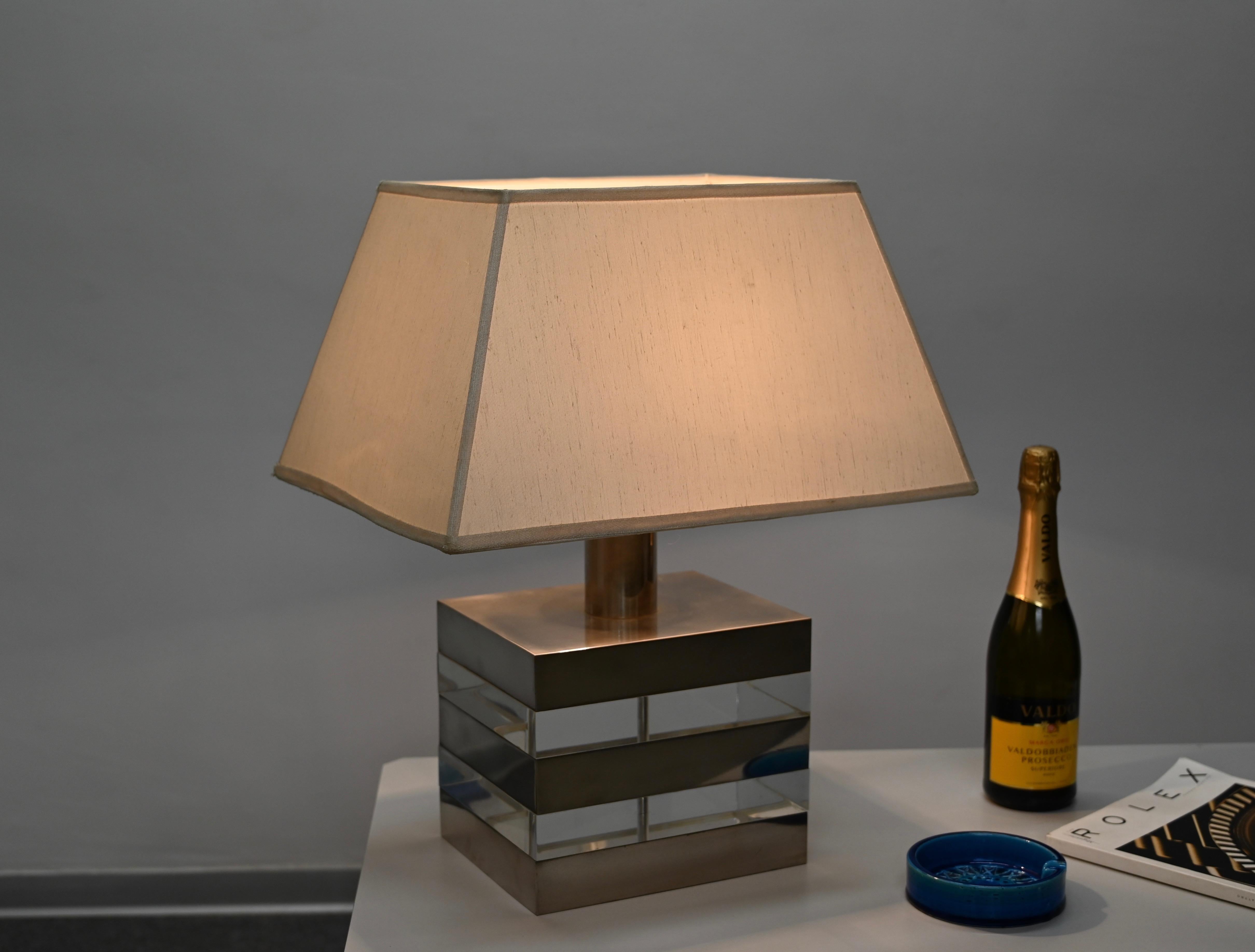 Lámpara de mesa grande de mediados de siglo estilo Crespi en lucita y acero, Italia Años 70 Hecho a mano en venta