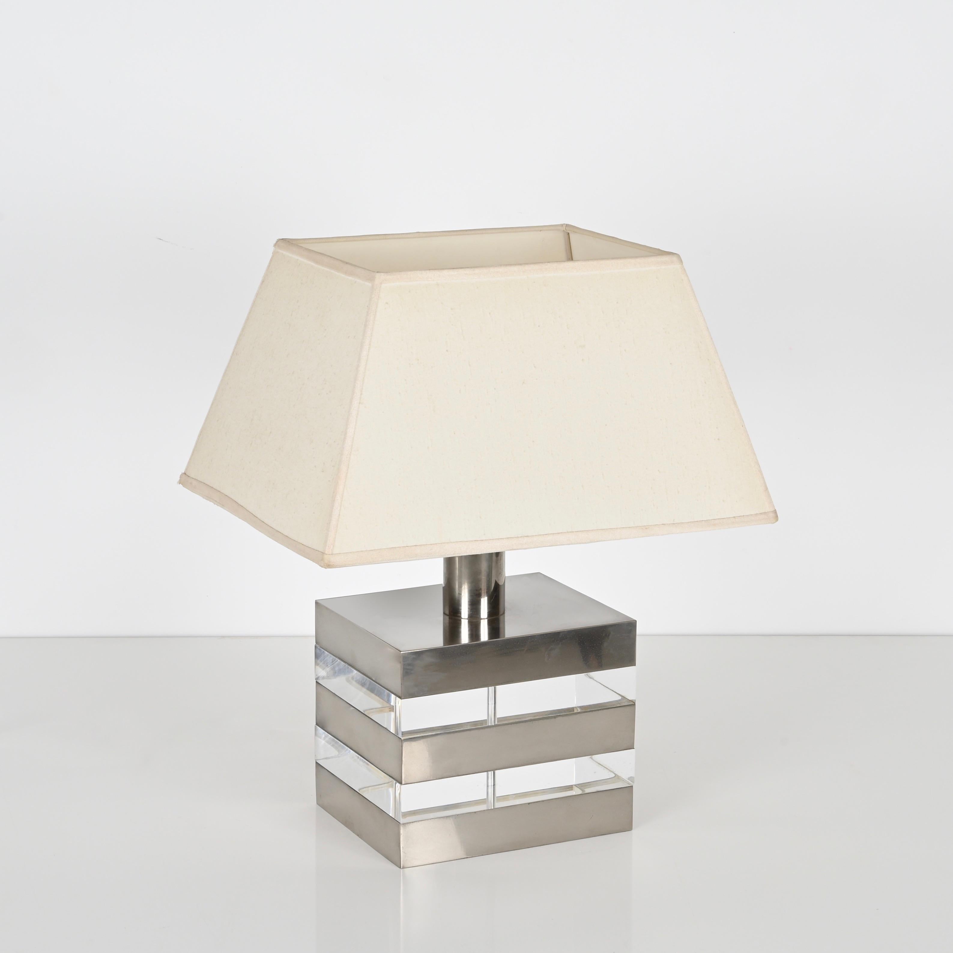 Lámpara de mesa grande de mediados de siglo estilo Crespi en lucita y acero, Italia Años 70 Latón en venta