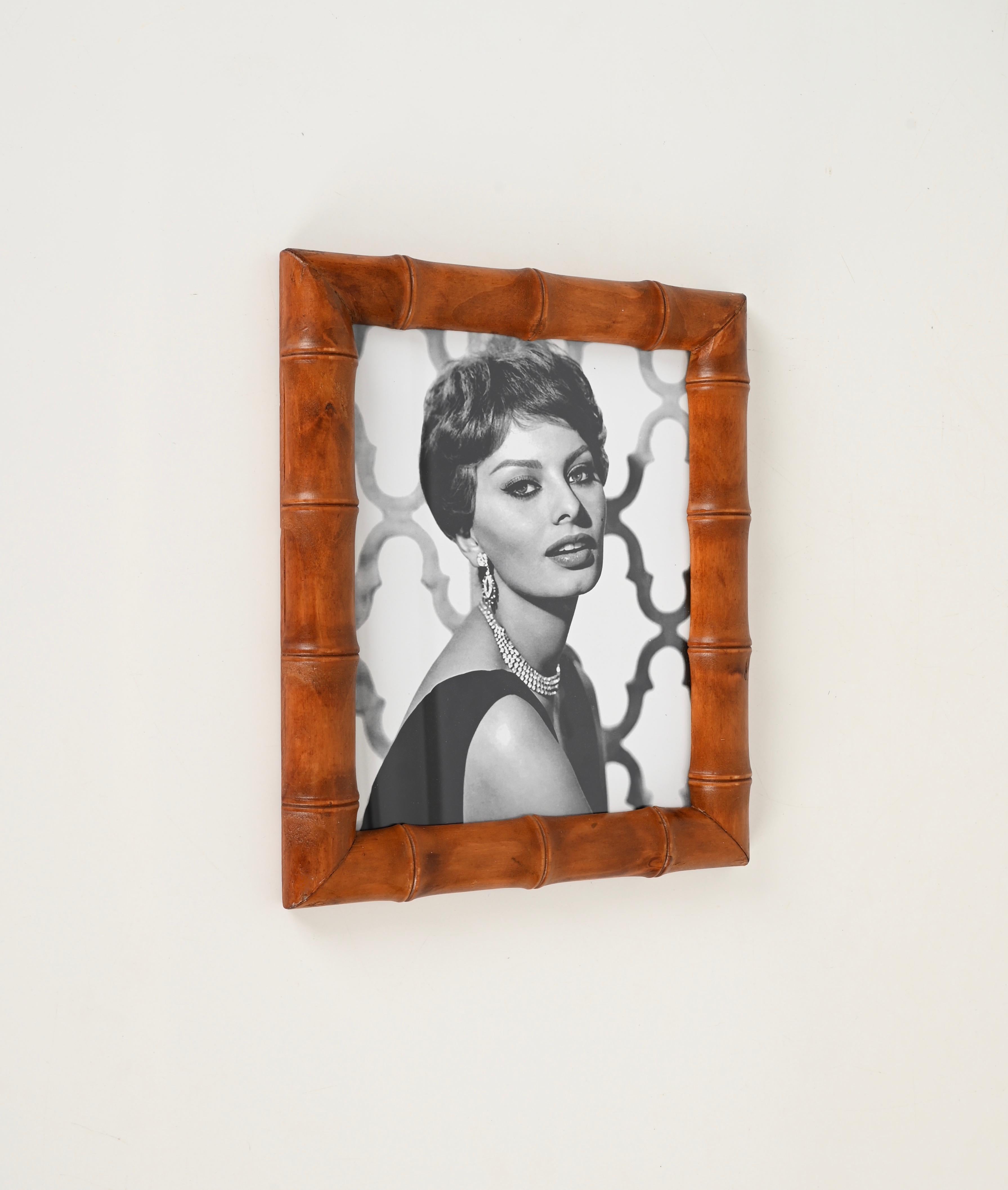 Stunning mid-century organic wall photo frame fully made in bamboo canes. This incredibly charming piece was designed in Italy during the 1950s.

In amazing condition and fully original. This picture frame was fully handmade with perfect proportions