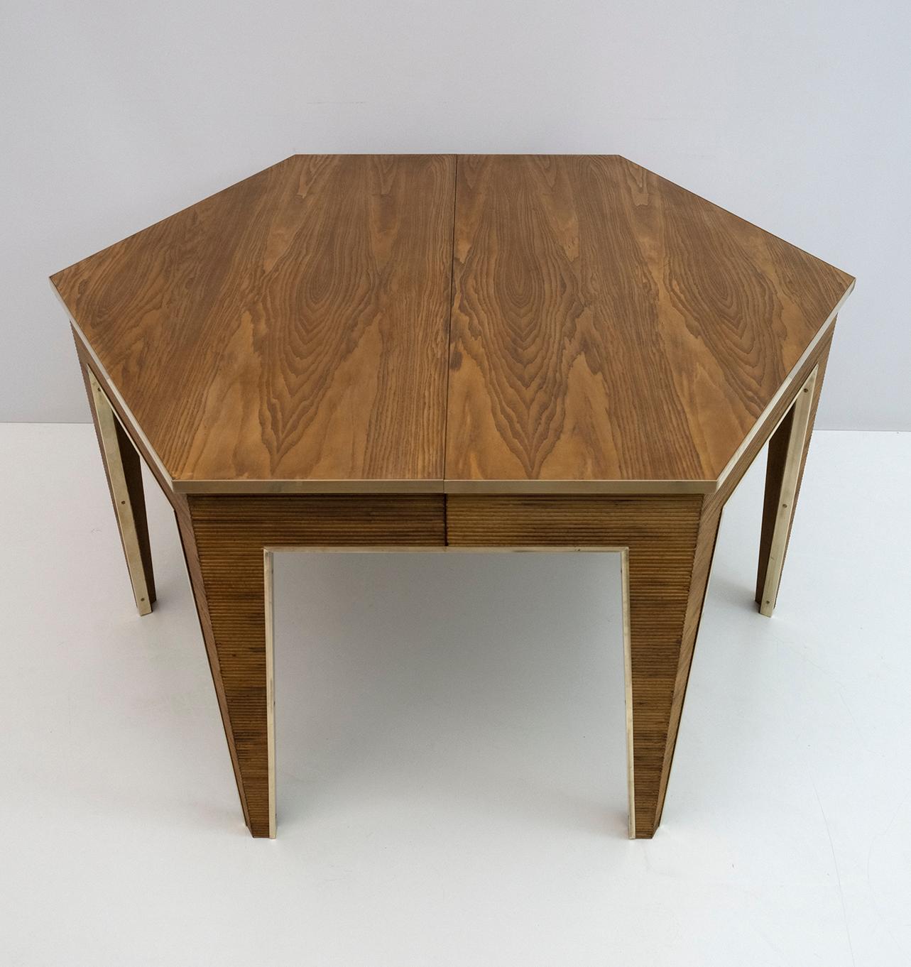 Hexagonal table from the 1970s, in the style of Gabriella Crespi, in chestnut wood and brass, breadstick work on the base, the table is extendable, has four extensions and reaches a length of 307 cm. The table has been restored and the brass has