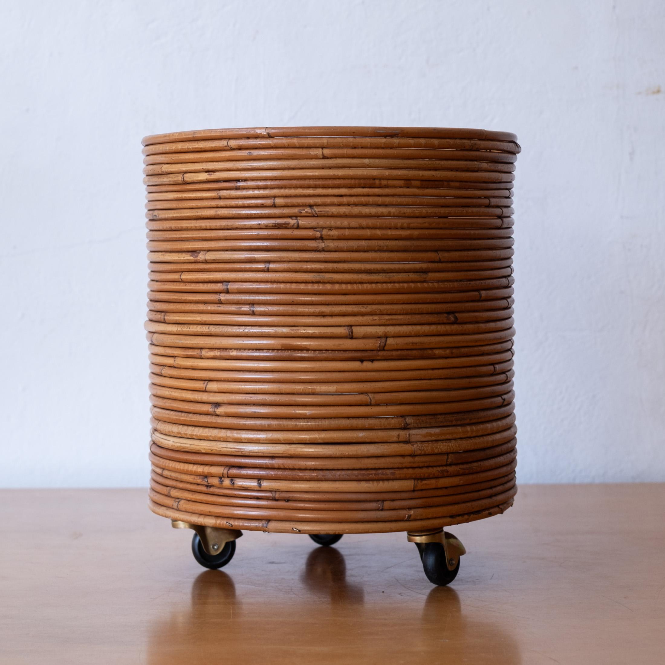 Cestino in canna con ruote nello stile di Gabriella Crespi. 1960s. Timbro Made in Italy.