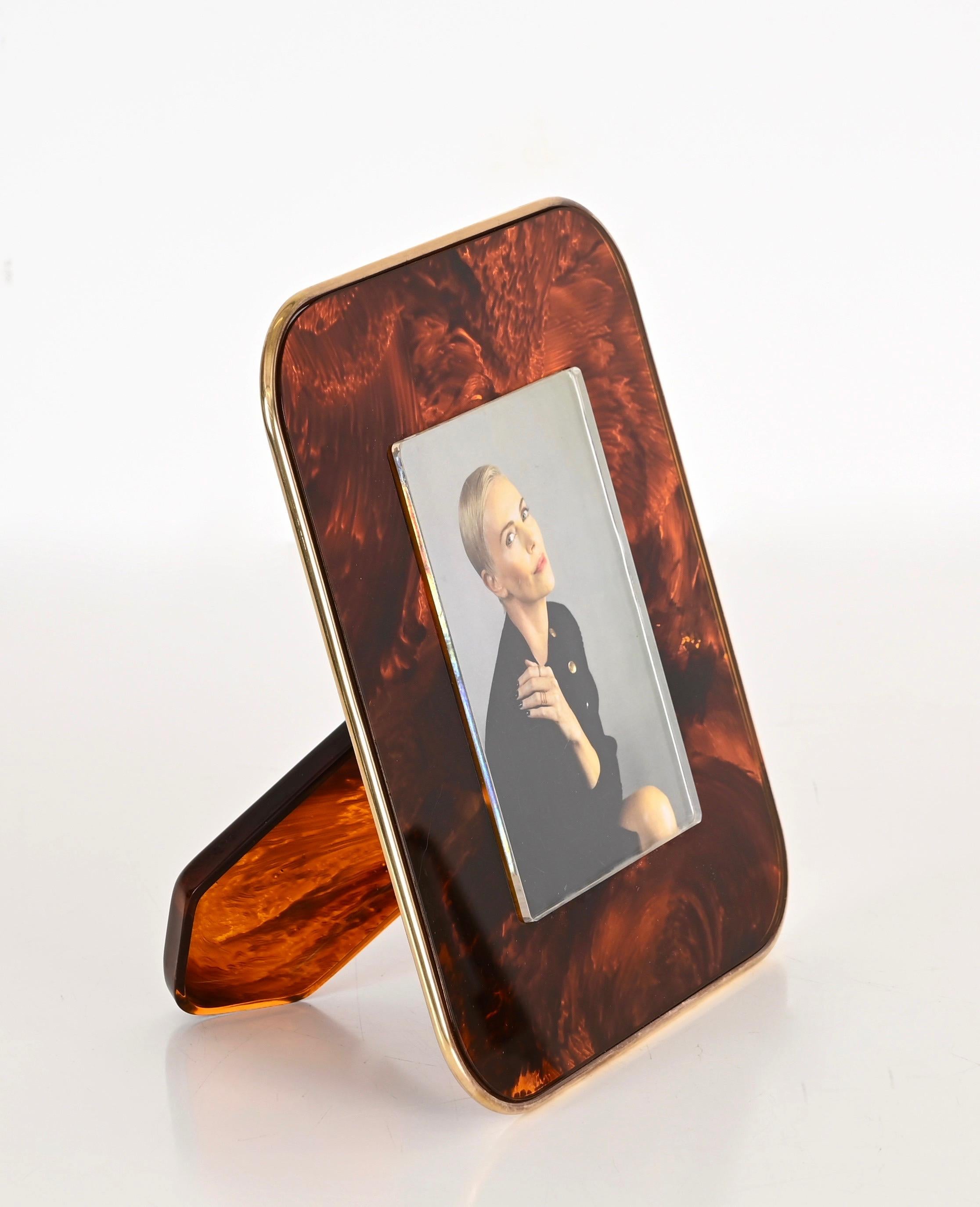 Fantastic Mid-Century photo frame in tortoiseshell effect lucite and brass. This incredibly charming piece was made in Italy during the 1970s, clearly in the style of Gabriella Crespi.

This unique photo frame can stand either horizontally and