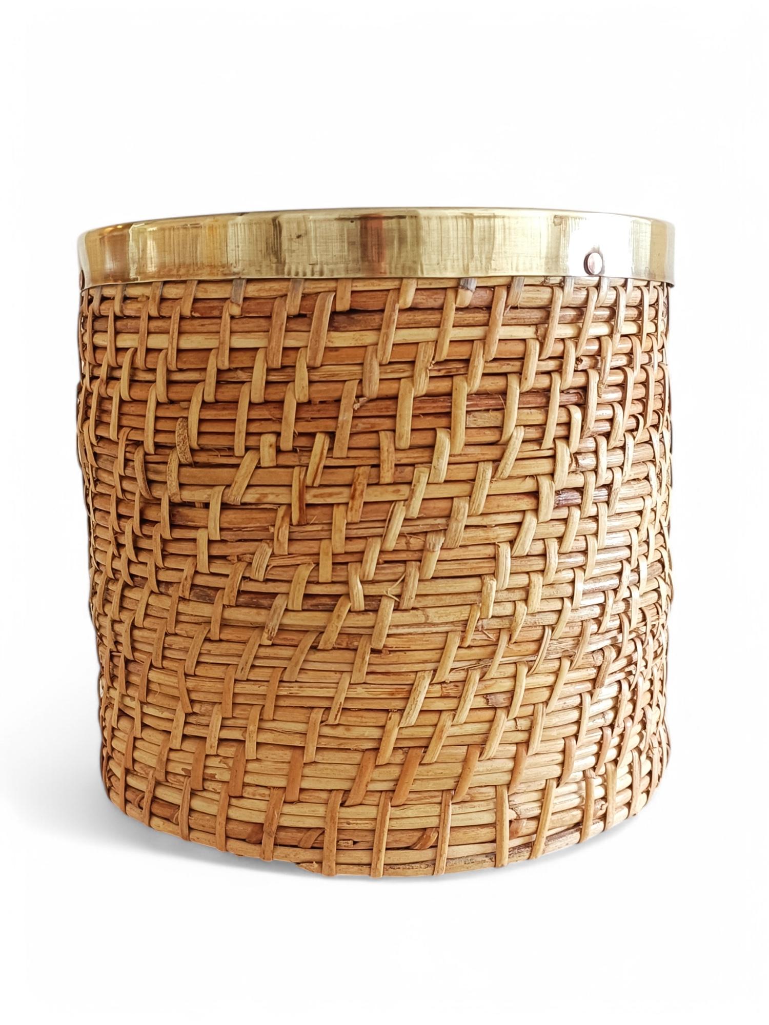 A beautiful French Riviera brass rimmed handwoven basket planter, very in the style of Italian designer Gabriella Crespi. Handmade in Italy circa the 1960s-1970s.

Ideal as a planter, as a dust bin in a bathroom, or next to a vanity table or cabinet