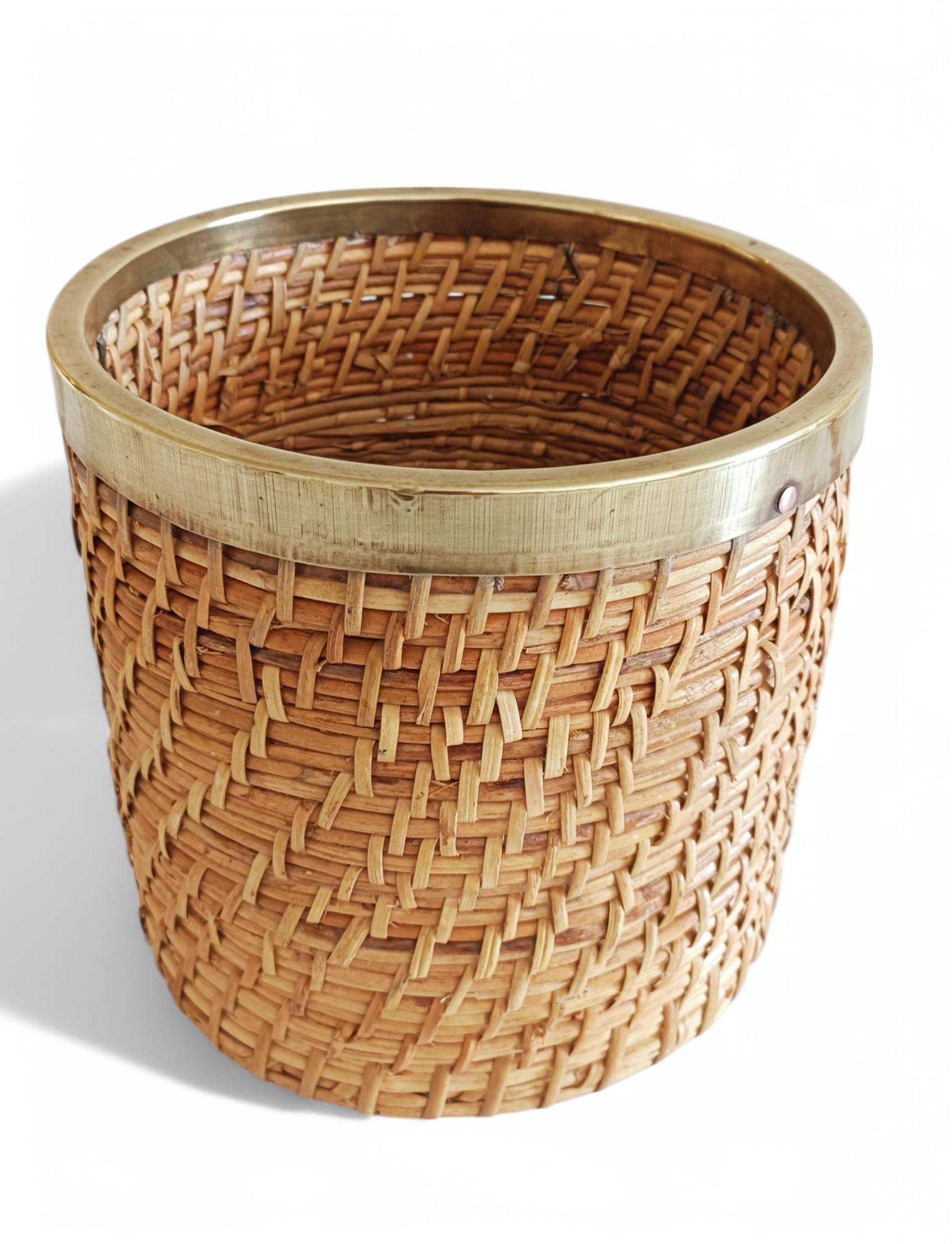 French Riviera Midcentury Rattan and Brass Basket Planter, Italy, 1960s In Excellent Condition For Sale In Valencia, VC