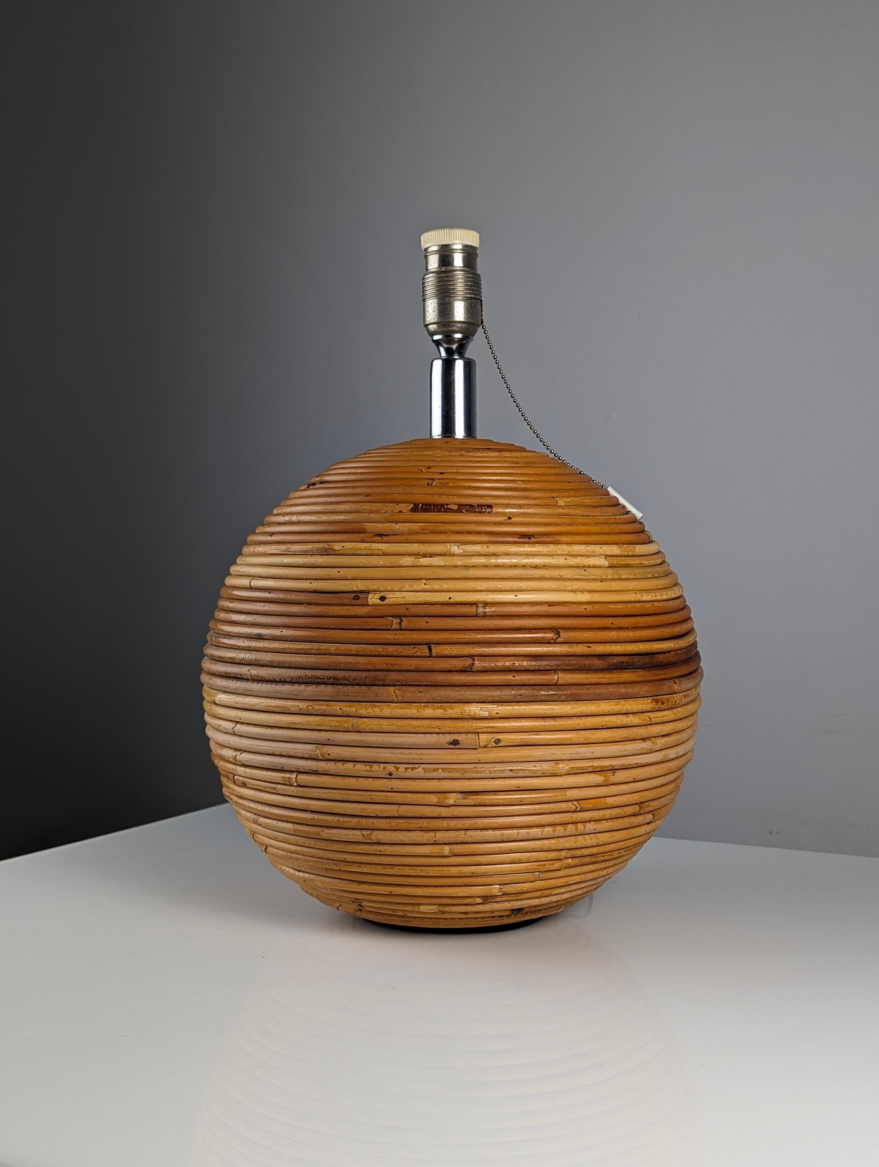 Beautiful curved rattan lamp in the shape of a sphere in the style of the great and beautiful designs of Gabriela Crespi. A piece of natural and welcoming beauty.