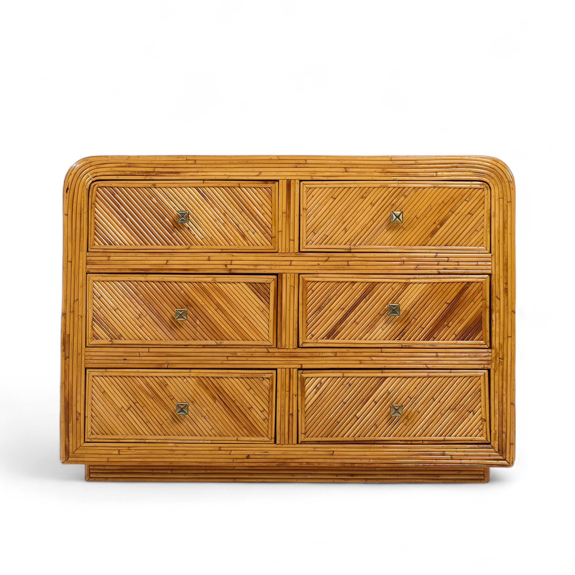 Cómoda baja de bambú de 6 cajones estilo caña partida Gabriella Crespi

Esta plataforma baja mide 44 de ancho x 18 de fondo x 32 pulgadas de alto

Hacemos nuestras fotos en un estudio con iluminación controlada para mostrar el máximo detalle