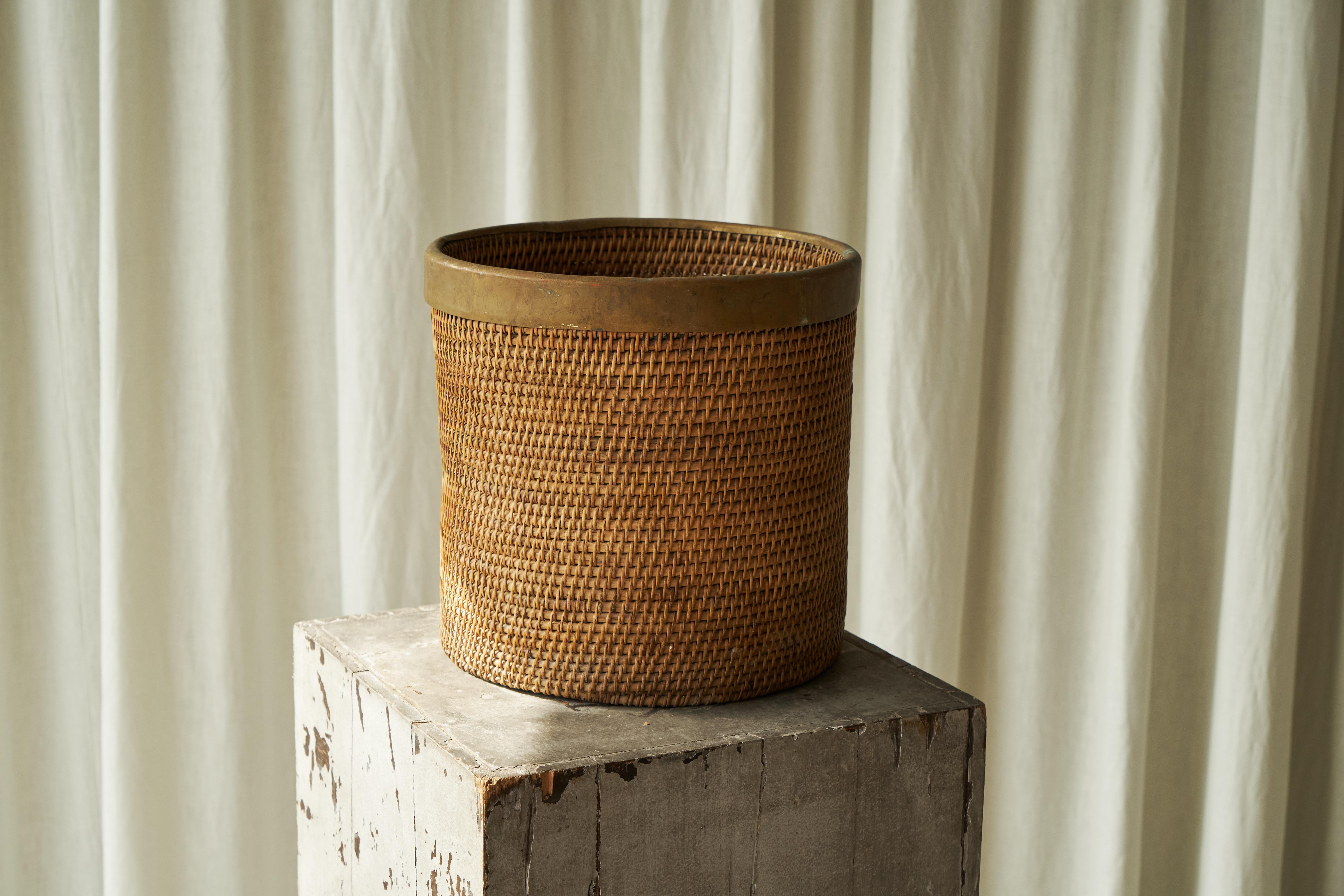 This is a beautiful waste paper basket in the style of Gabriella Crespi, dating from the 1960s.

The basket is crafted from woven rattan, creating a rich and textured surface. The tight weave showcases the natural beauty of the rattan. A piece with