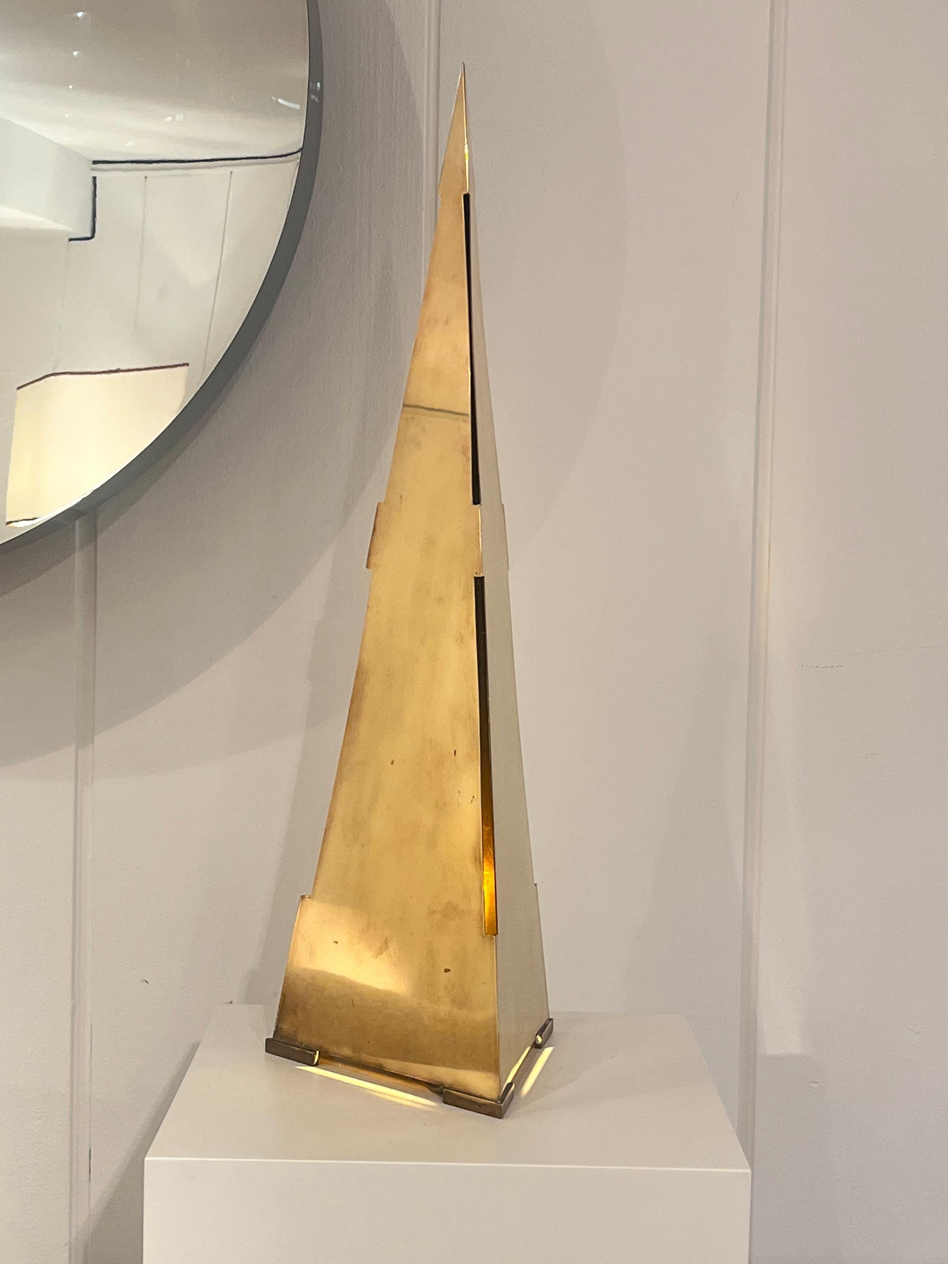 Gabriella Crespi
Obelisk-Lampe aus Messing
Signiert von der Künstlerin
Italv 1970
67 cm x 20 cm × 20 cm