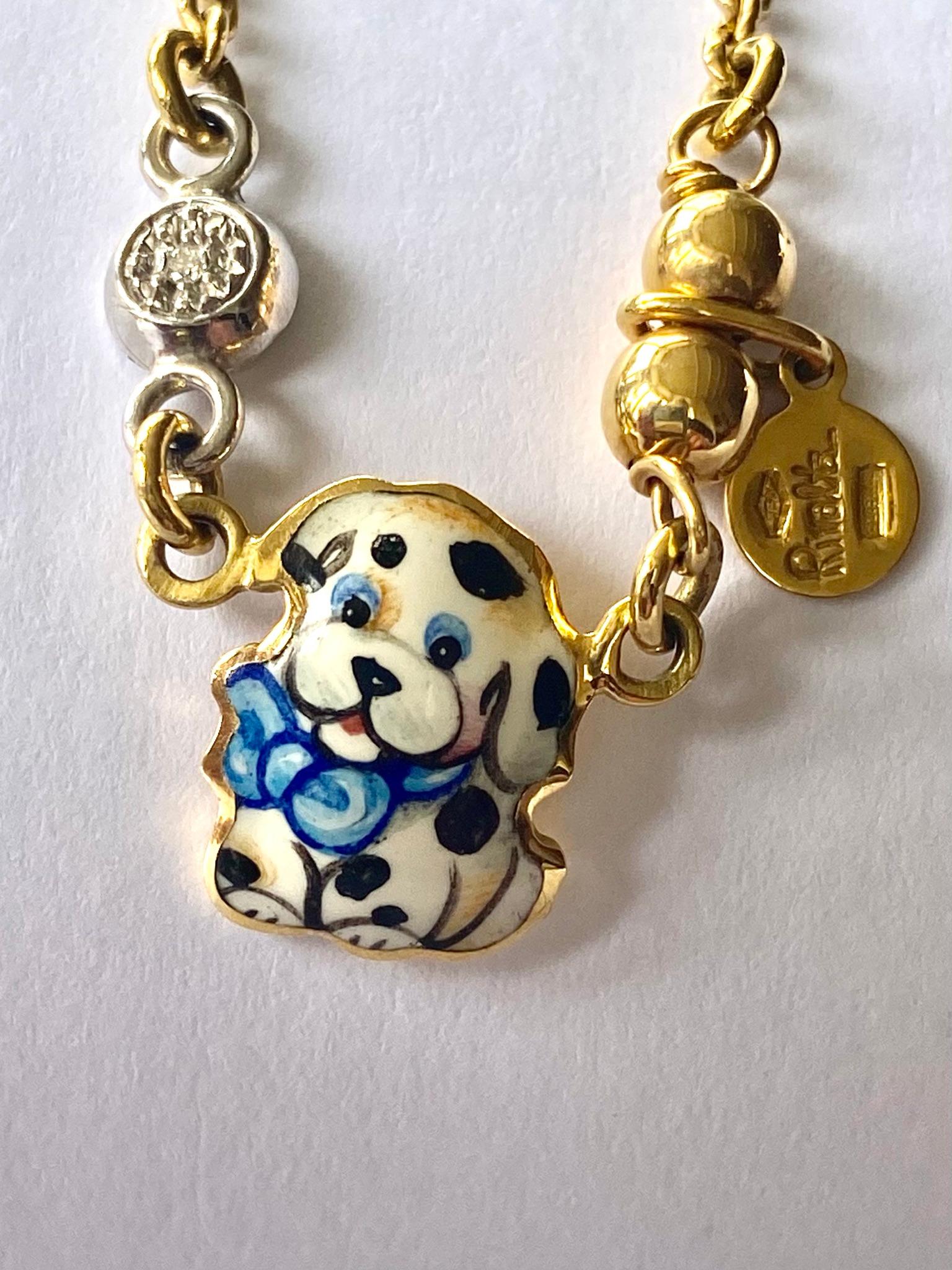 One (1) 18K. Yellow and White  Gold  chain with an enemalle dog
Signed : Gabriella Rivalta  [*2651 AL]  Italy    ca 1995
Lenght: 41.5 cm.  size of the enemal dog: 12 x 9 x 1 mm
weight: 5.22 grams