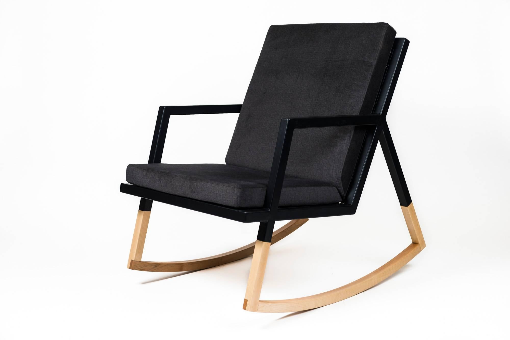 Moderne Chaise à bascule Gabriella d'Ambrozia, tissu d'ameublement érable, acier noir et gris foncé en vente
