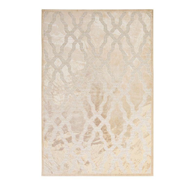 Dieser wunderschöne Teppich Gabrielle von Barbara Trombatore mit seinem eleganten, klassischen Design zeigt ein zweifarbiges, beigefarbenes Muster. Er wird in Ägypten maschinell aus Viskose- und PP-Garnen hergestellt und zeigt einen abwechselnd