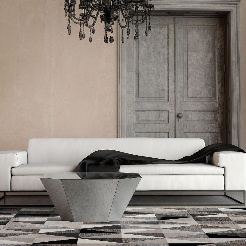 Dieser wunderschöne rechteckige Teppich mit seinem geometrischen Muster in Schwarz-, Grau- und Erdtönen gehört zur Gabrielle-Kollektion von Barbara Trombatore, die elegante und dennoch pflegeleichte Bodendesigns umfasst. Dieses in Ägypten maschinell