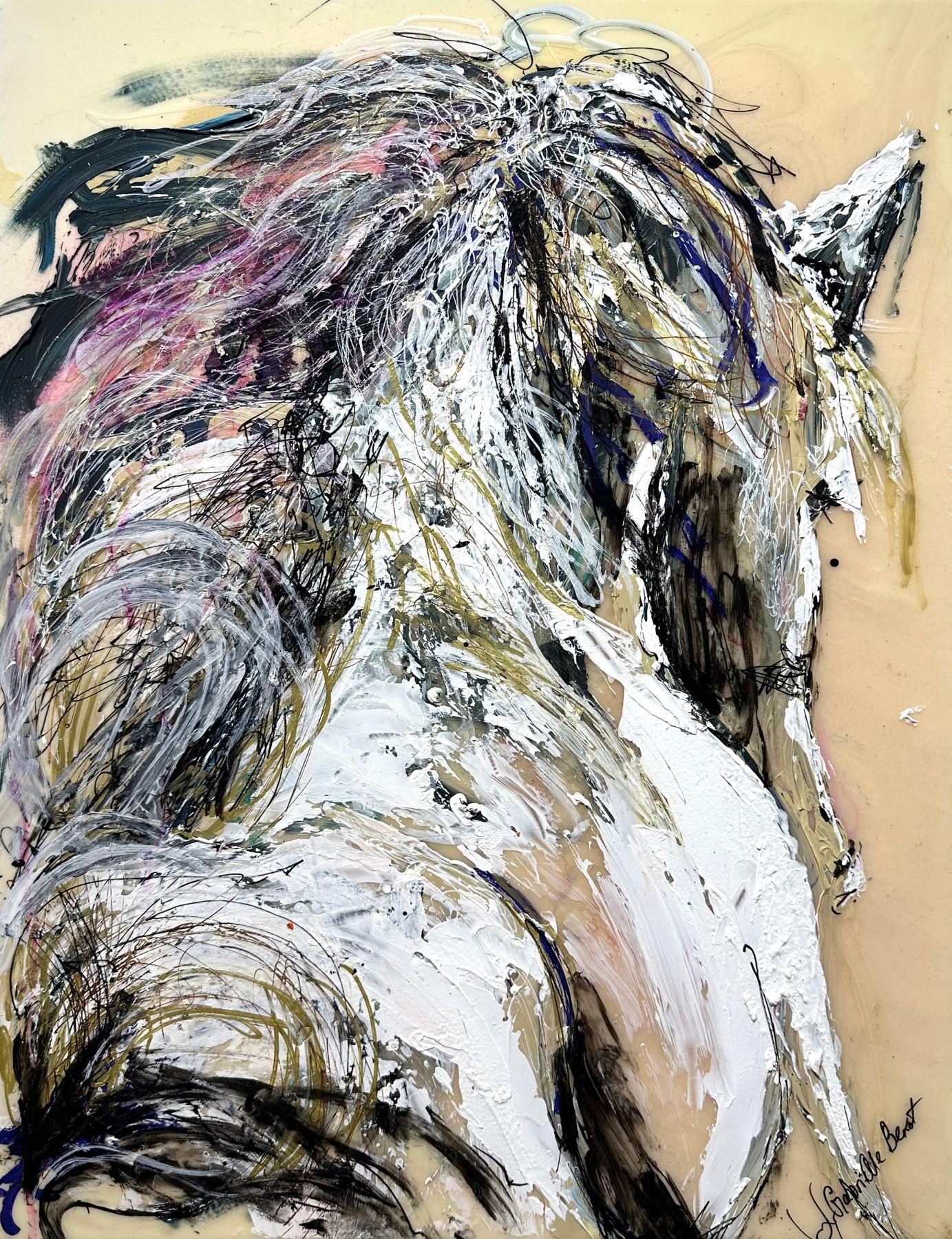 Questo quadro astratto di equino, "In White III" dell'artista Gabrielle Benot, è un dipinto originale 24x18 a tecnica mista su tela di un ritratto di cavallo in bianco, beige dorato e colori pastello chiari.  L'uso di mezzi misti e di applicazioni