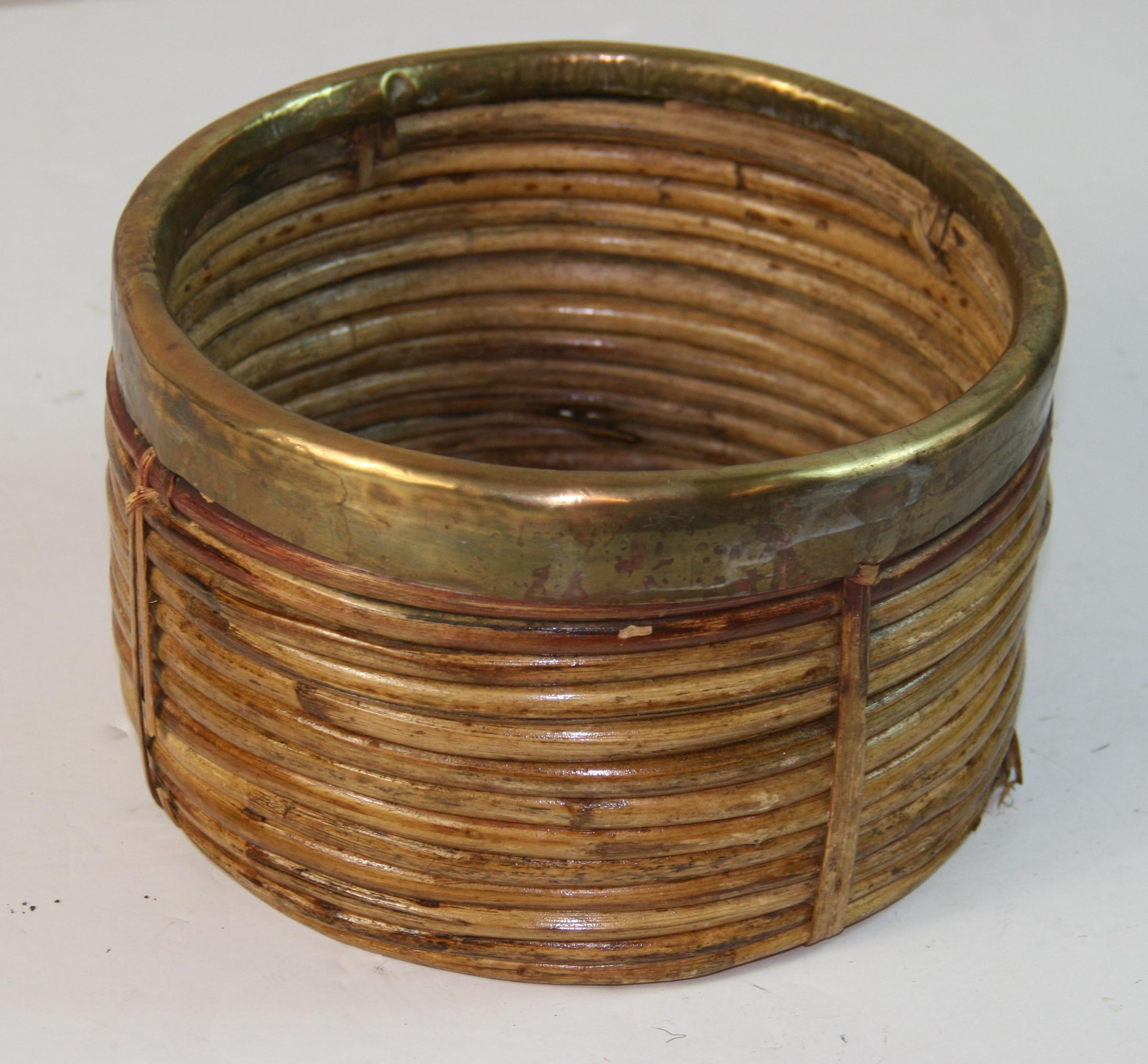 1871 Rattan and brass basket made in Italy in the 1970's
Round shape ,modern style of the middle century ,it is inspired by the drawings of Gabriella Crespi