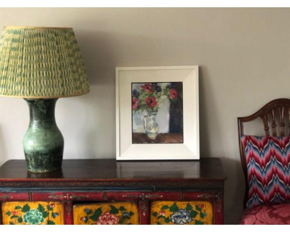 Vase von Aemones, Originalgemälde, Interieurkunst, Blumen, Stillleben – Painting von Gabrielle Moulding