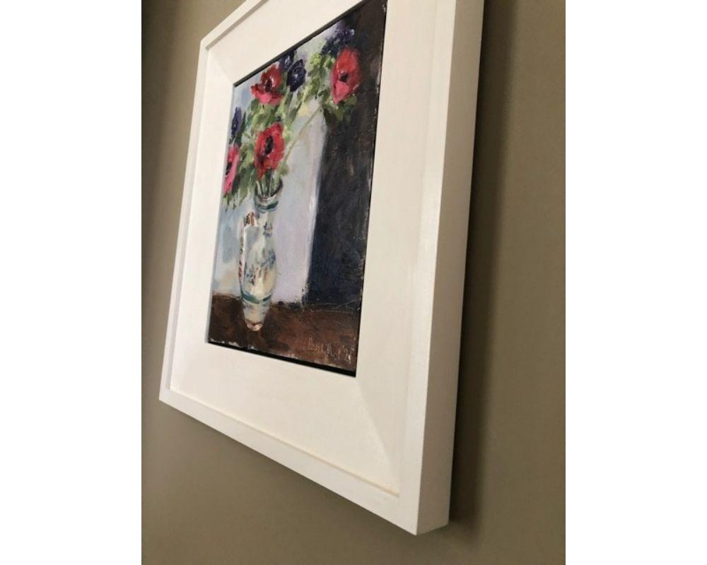 Jarrón de anémonas, Pintura original, Arte interior, Flores, Naturaleza muerta - Painting Contemporáneo de Gabrielle Moulding