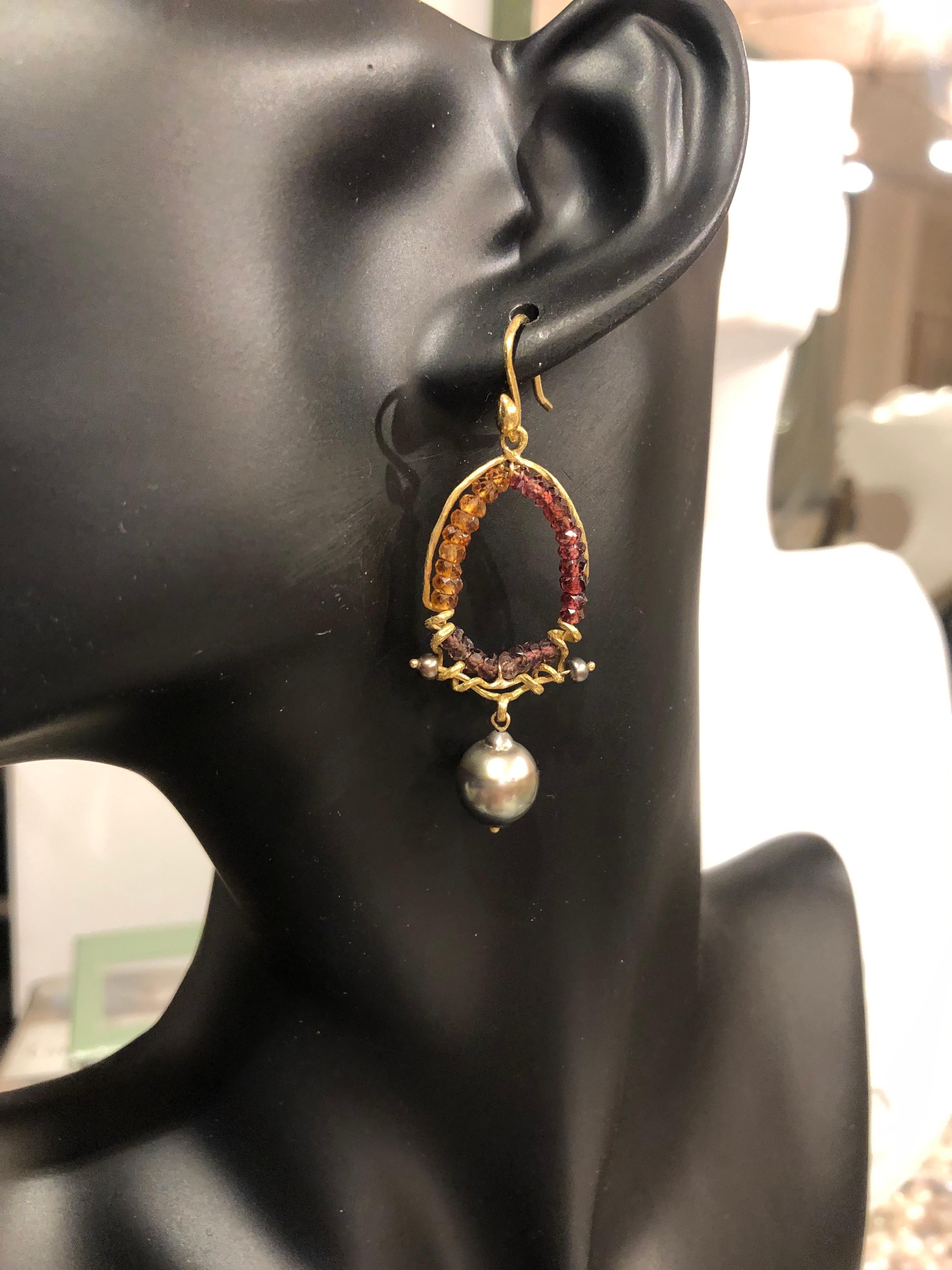 Es ist nicht leicht, mit den schwarzen Tahiti-Perlen und ihrem rauchigen Schimmer zu konkurrieren, aber glücklicherweise können sich die vielfarbigen Saphire und rosa Zirkone in diesem skulpturalen, handgegossenen Ohrring, der mit 18-karätigen