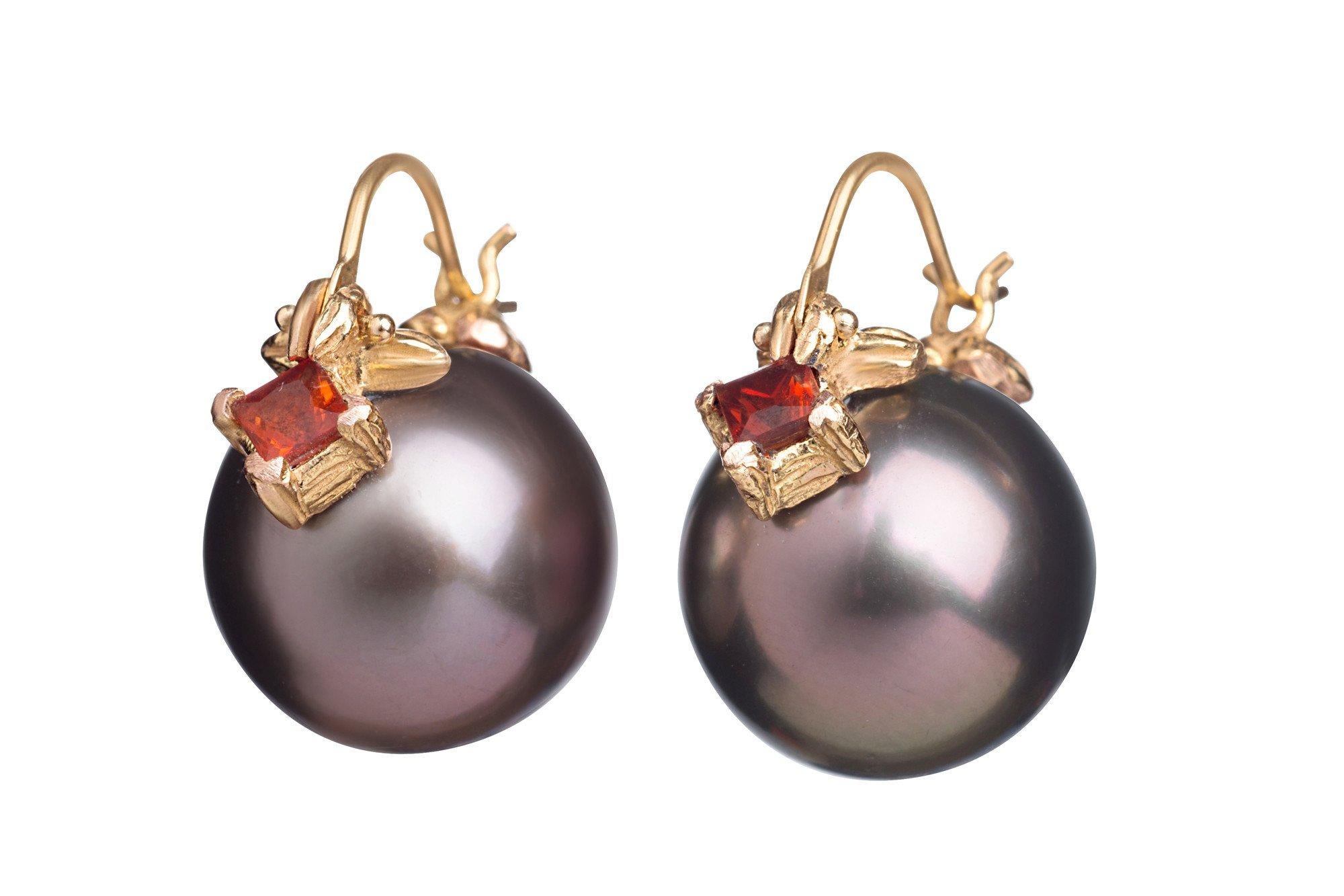 Gabrielle Sanchez Flyer-Ohrringe, Aubergine Tahiti-Perle mit Crimson-Saphiren im Zustand „Neu“ in new york, NY