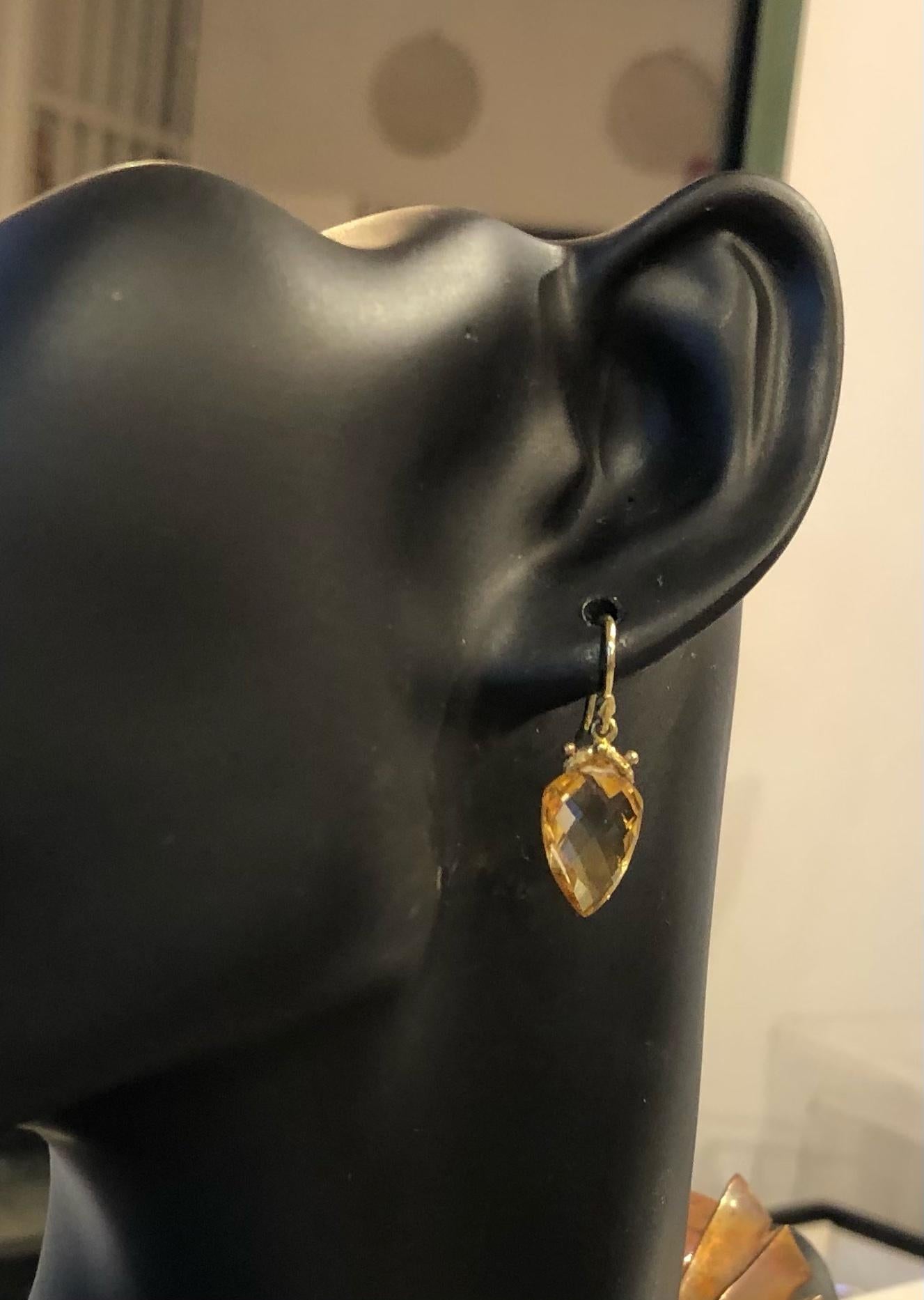 15x9mm faceted Citrine arrowhead teardrop, 18k small double seed & single seed earwire. These are beautifully cut, small enough for everyday wear but large enough to bedazzle!