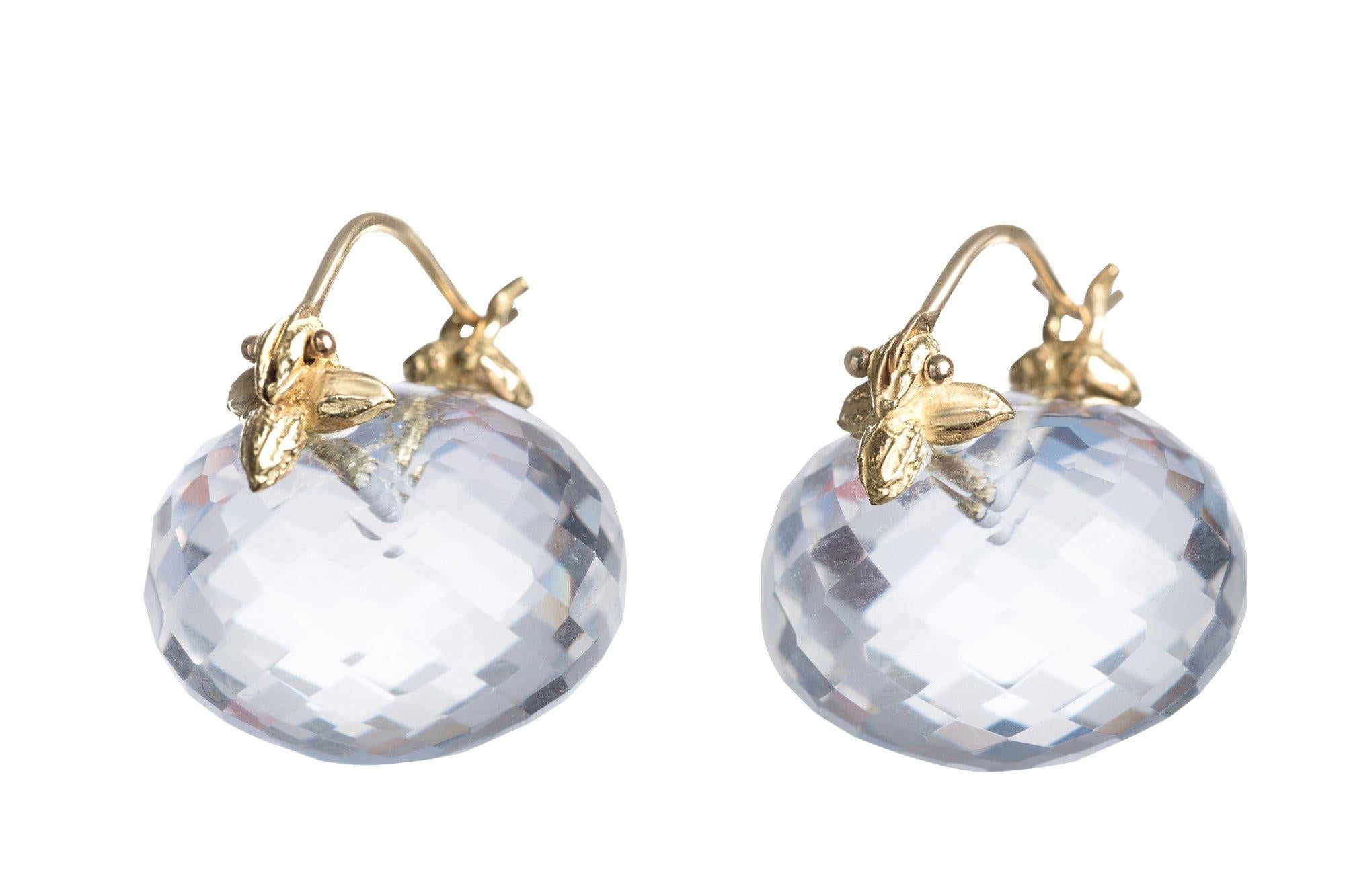 Crisp perfection, these clear quartz Flyers are the forever earring: wear with anything, anywhere, from formal to casual. They will always suit and always be eye-catching, shedding light onto your face and neck as you move.
